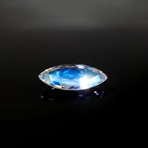 レインボームーンストーン(宝石名ラブラドライト) マダガスカル産 ソ付(彩珠) 2.589ct / 15.7x6.6mm前後 [251211765]