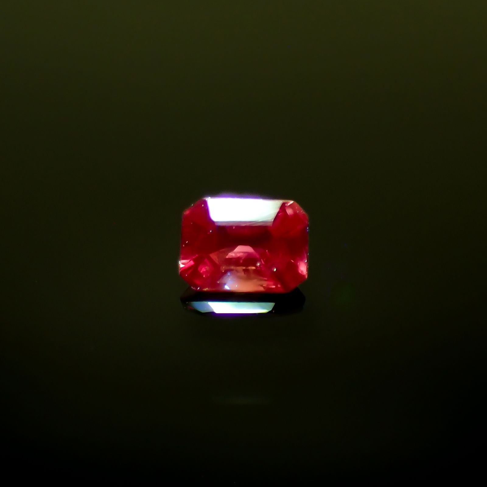 バーガンディーサファイア(宝石名サファイア)タンザニア産 0.22ct 識別済[240226291]3.8x2.8mm前後