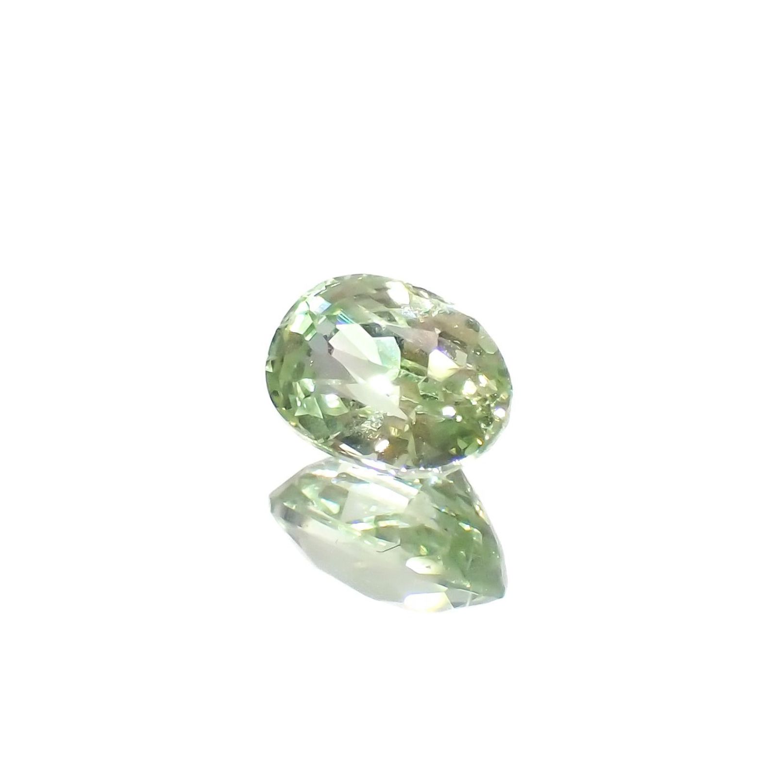 ミントガーネット(宝石名ガーネット)タンザニア産 識別済 0.66ct / 5.8x4mm前後 [251023064]