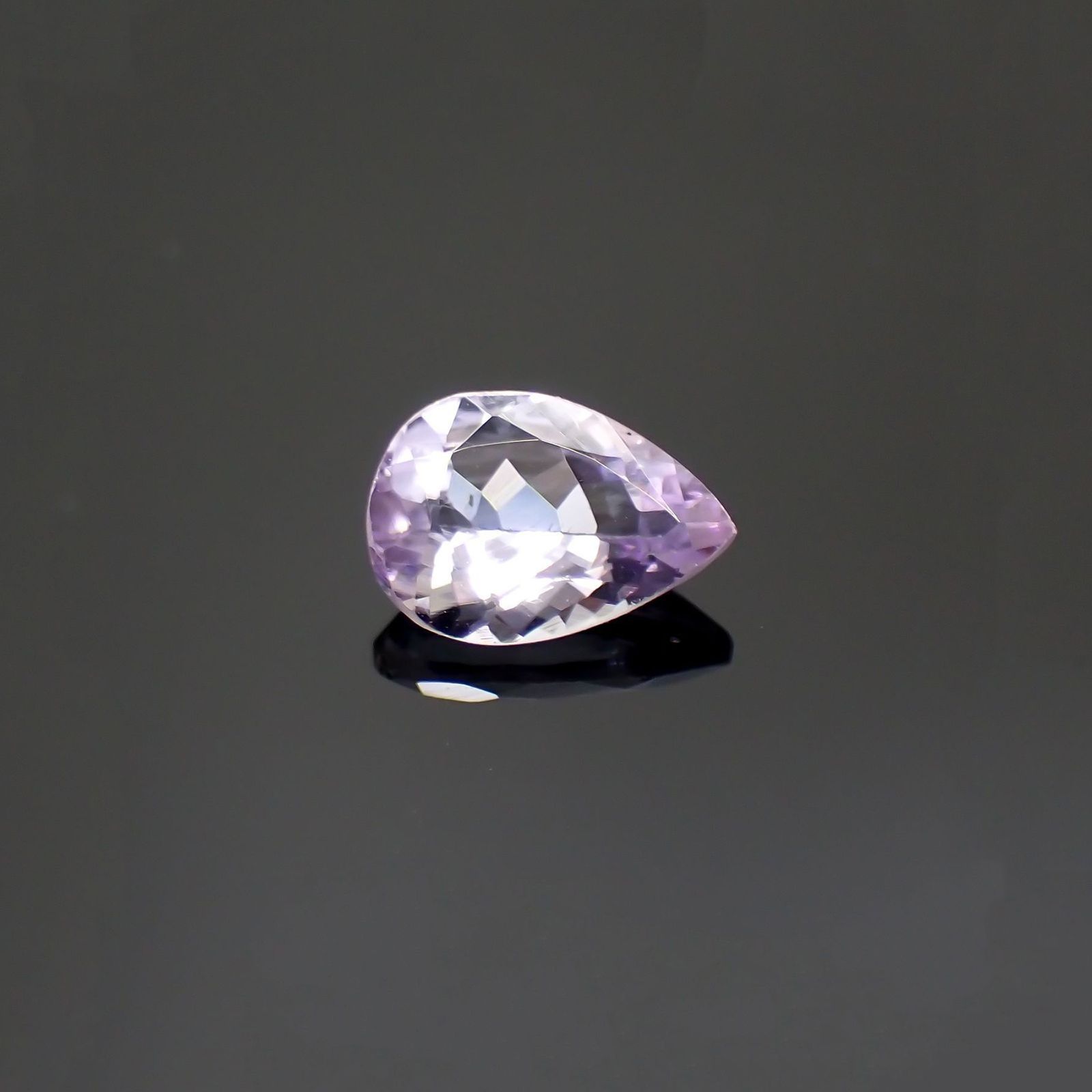 ラベンダーゾイサイト(宝石名ゾイサイト)タンザニア産 識別済 0.61ct / 6.9x4.9mm前後 [220115061]