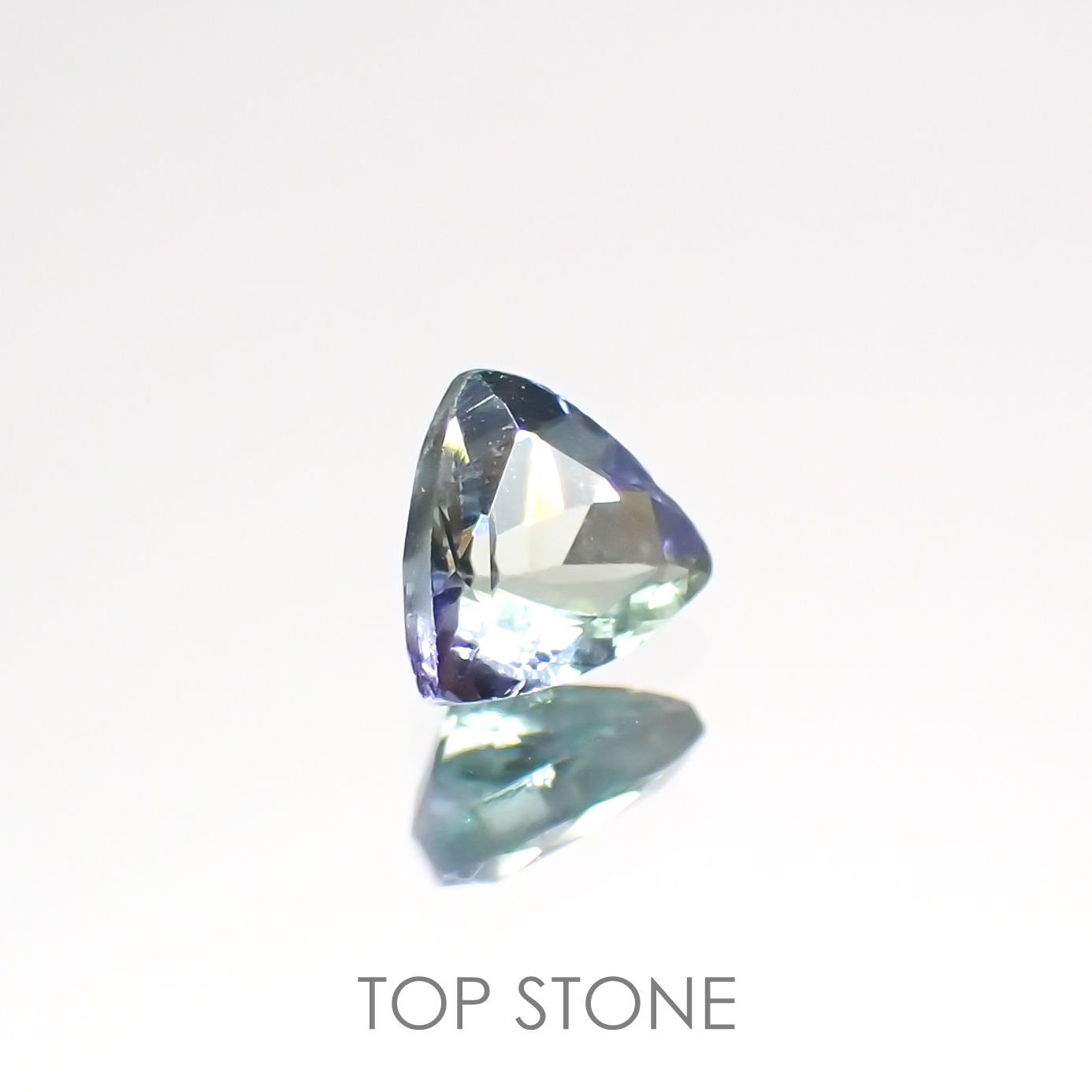 バイカラータンザナイト(宝石名ゾイサイト)タンザニア産 0.50ct 識別済[220515890]5x5.2mm前後