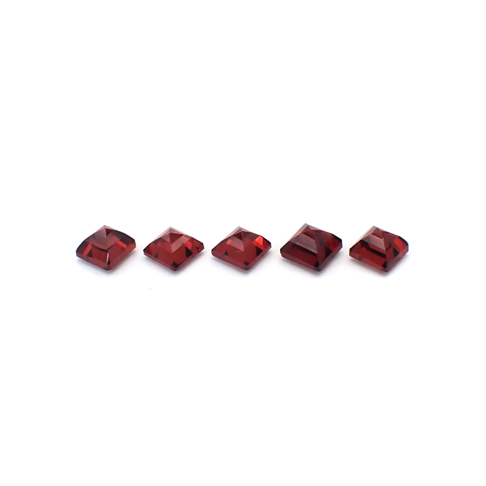 ◇ランダムセレクト◇パイロープアルマンディンガーネット モザンビーク産 約0.52ct / 4.1x4.1mm前後 [260532216-PAC]