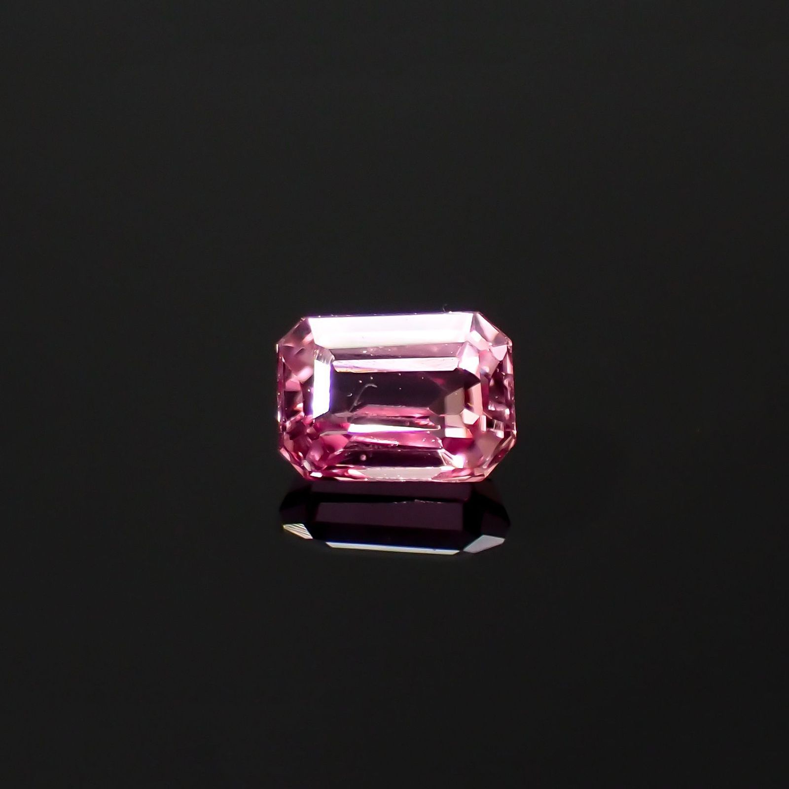 パパラチャサファイア(宝石名サファイア/別名パパラチャ・サファイア)スリランカ産 DGL鑑付 0.295ct / 4.07x2.99mm前後 [220616470]