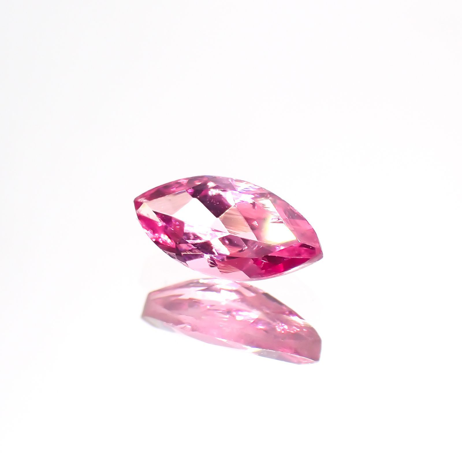 ホットピンクスピネル(宝石名ピンク・スピネル)タンザニア産 0.45ct 識別済[230823038]7.2x3.5mm前後