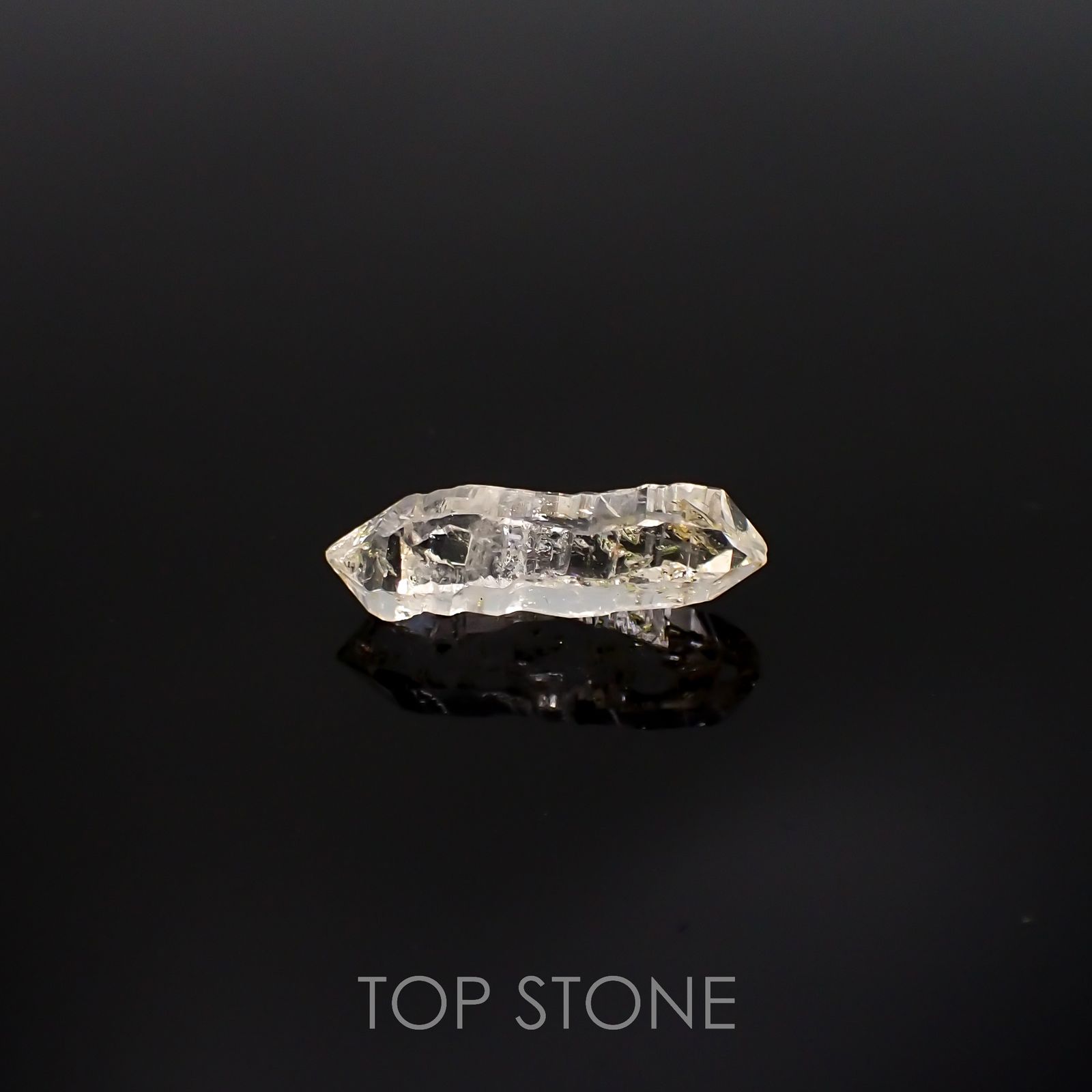 オイルインクォーツ 原石パキスタン産 4.63ct[220515873]19.9x6.2mm前後