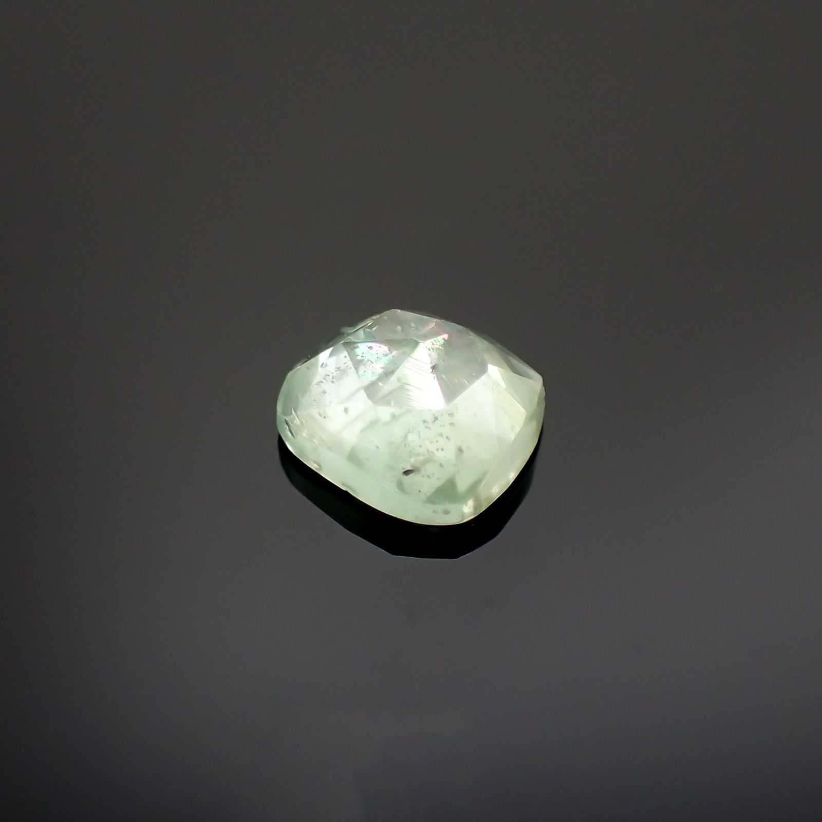 ◇ローズカット◇バナジウムコーネルピン(宝石名コーネルピン)タンザニア・タンガ州産 0.62ct 識別済[220115553]5.3x5mm前後