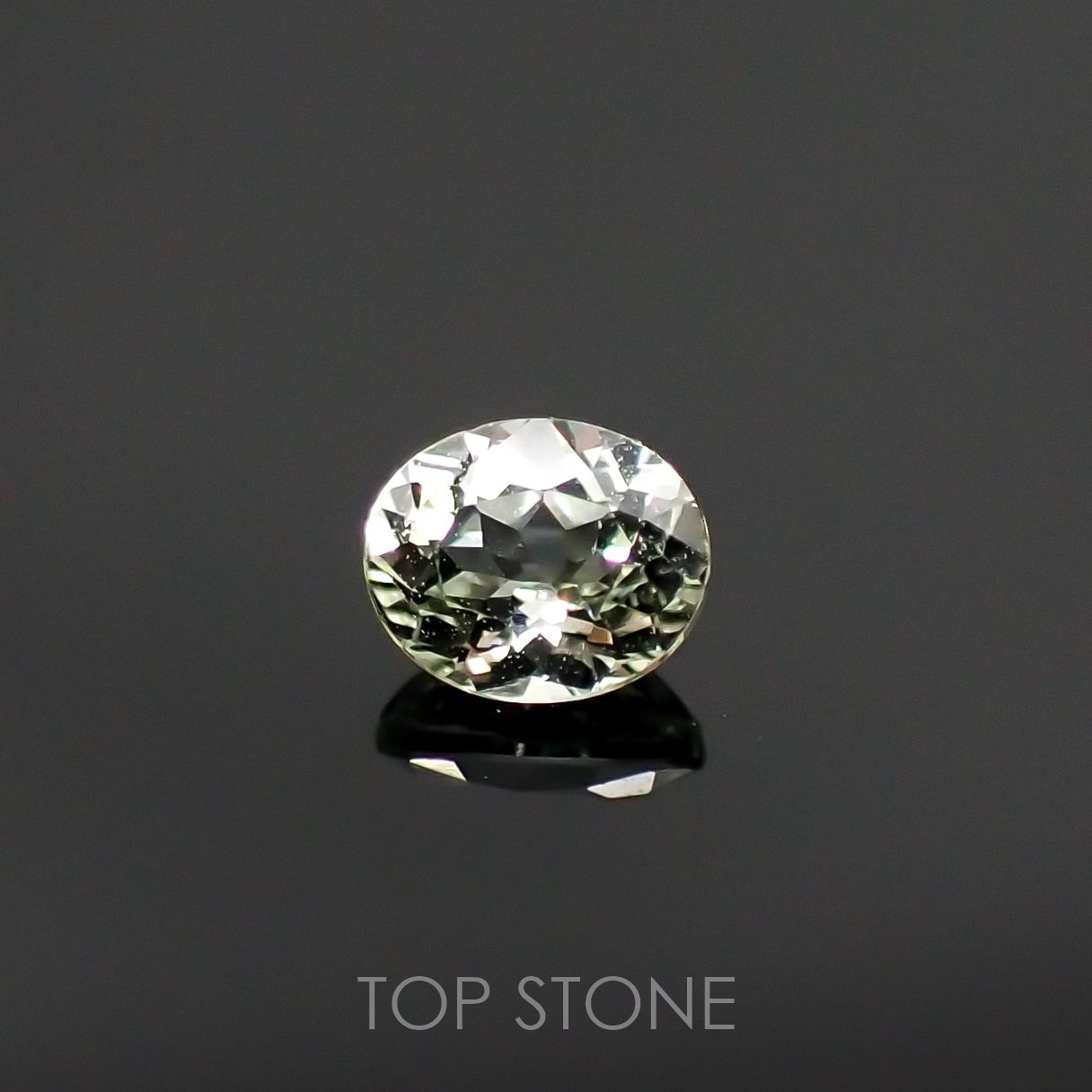 リューコガーネット(宝石名ホワイト グロッシュラー・ガーネット) ビルマ産 0.24ct 識別済[210711543]4×3.3mm前後