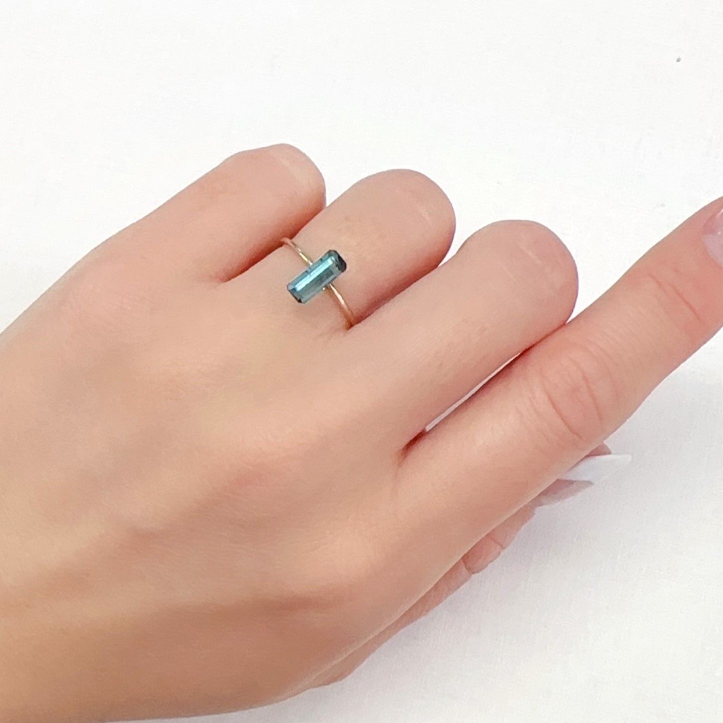 ブルートルマリン(宝石名ブルー・トルマリン)ブラジル産 1.231ct ソ付(彩珠)[231224374]8.7x3.6mm前後