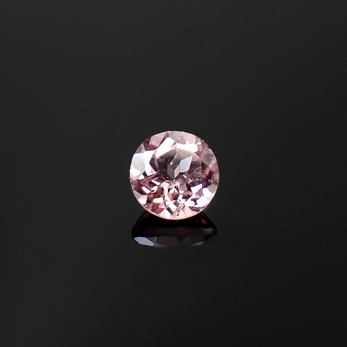 ドラゴンガーネット タンザニア産 0.50ct / 4.6x4.6mm前後 [260532243]
