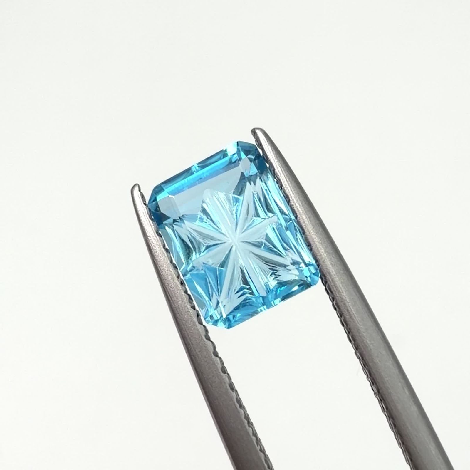◇甲州貴石切子Plus Three◇スイスブルートパーズ ブラジル産 1.63ct