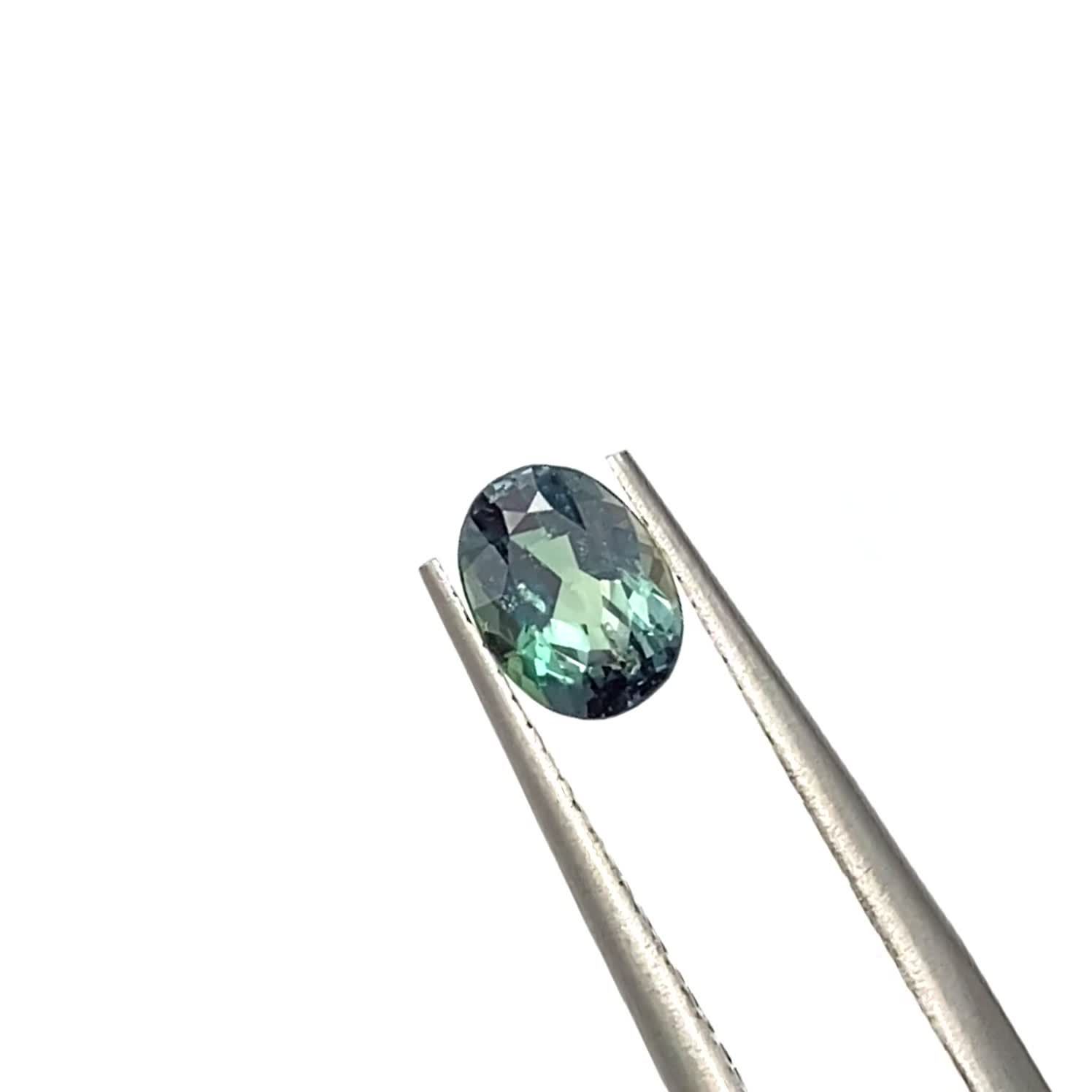 アレキサンドライト ブラジル産 0.85ct / 6.4x4.7mm前後 [230522277