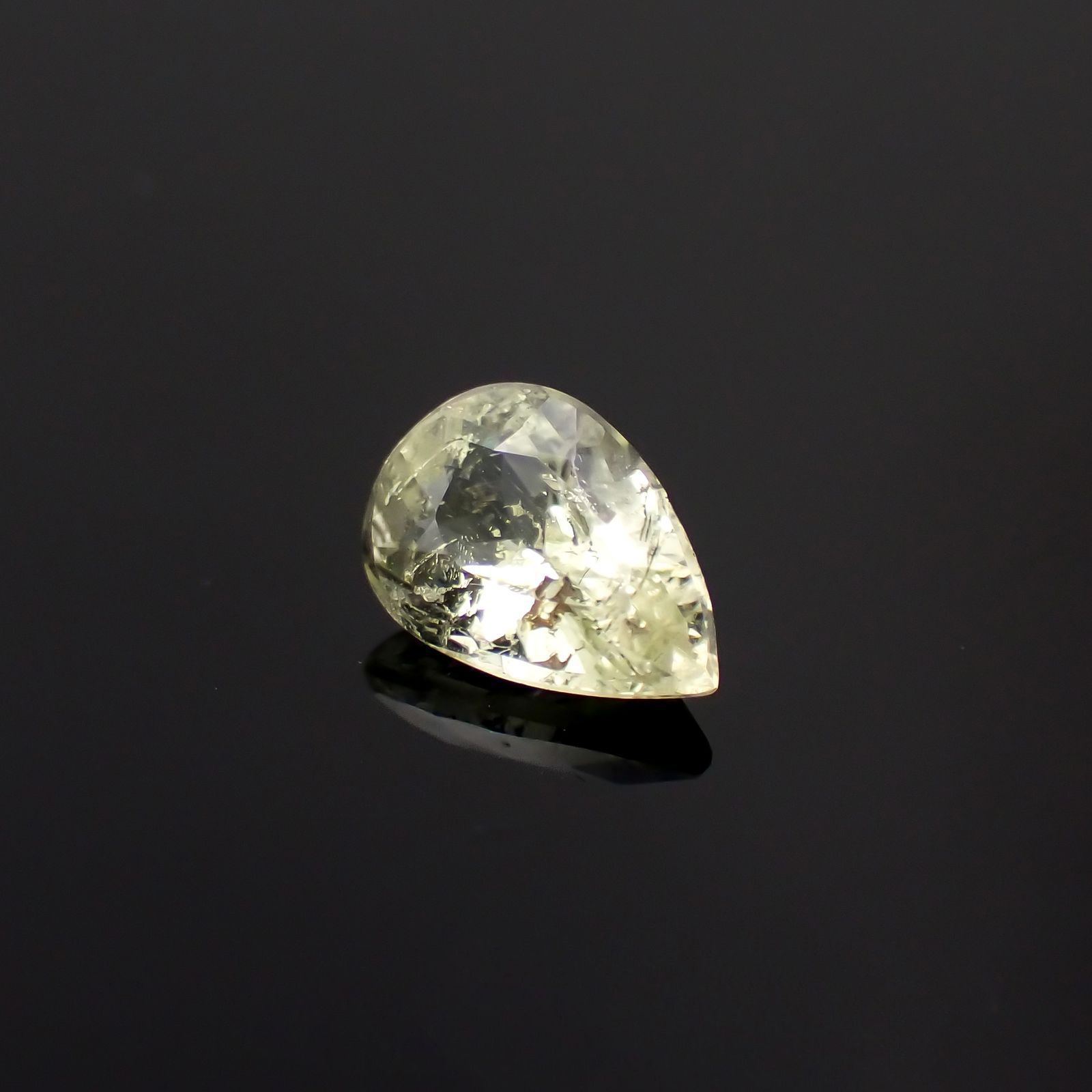 ブラジリアナイト(宝石名ブラジリアナイト)ブラジル産 0.68ct 識別済[230220694]7.3x5mm前後