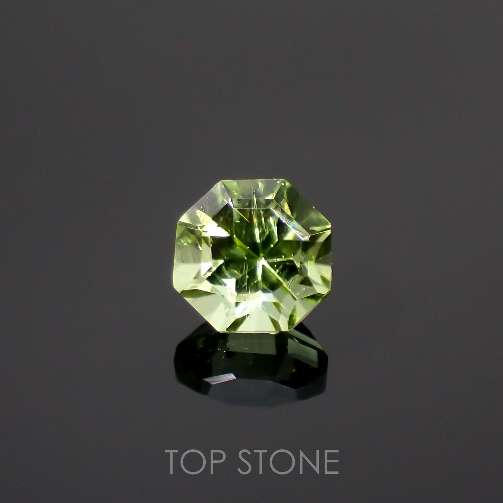 ◇オクタゴンカット◇ペリドット(宝石名ペリドット) パキスタン産 0.35ct 識別済[210913107]4.1×4mm前後