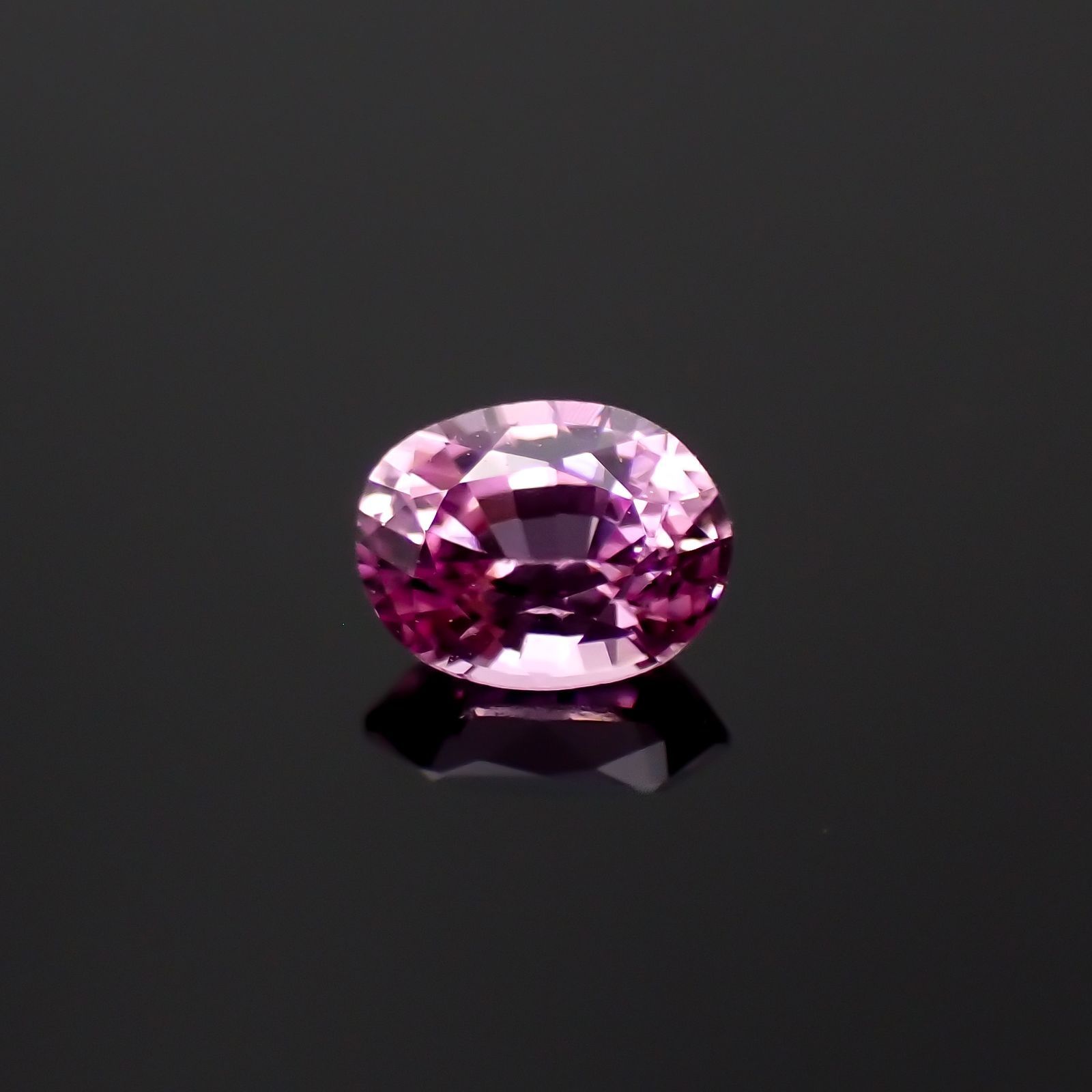 ネオンピンクサファイア スリランカ産 0.25ct / 3.9x3.1mm前後 [230421532]
