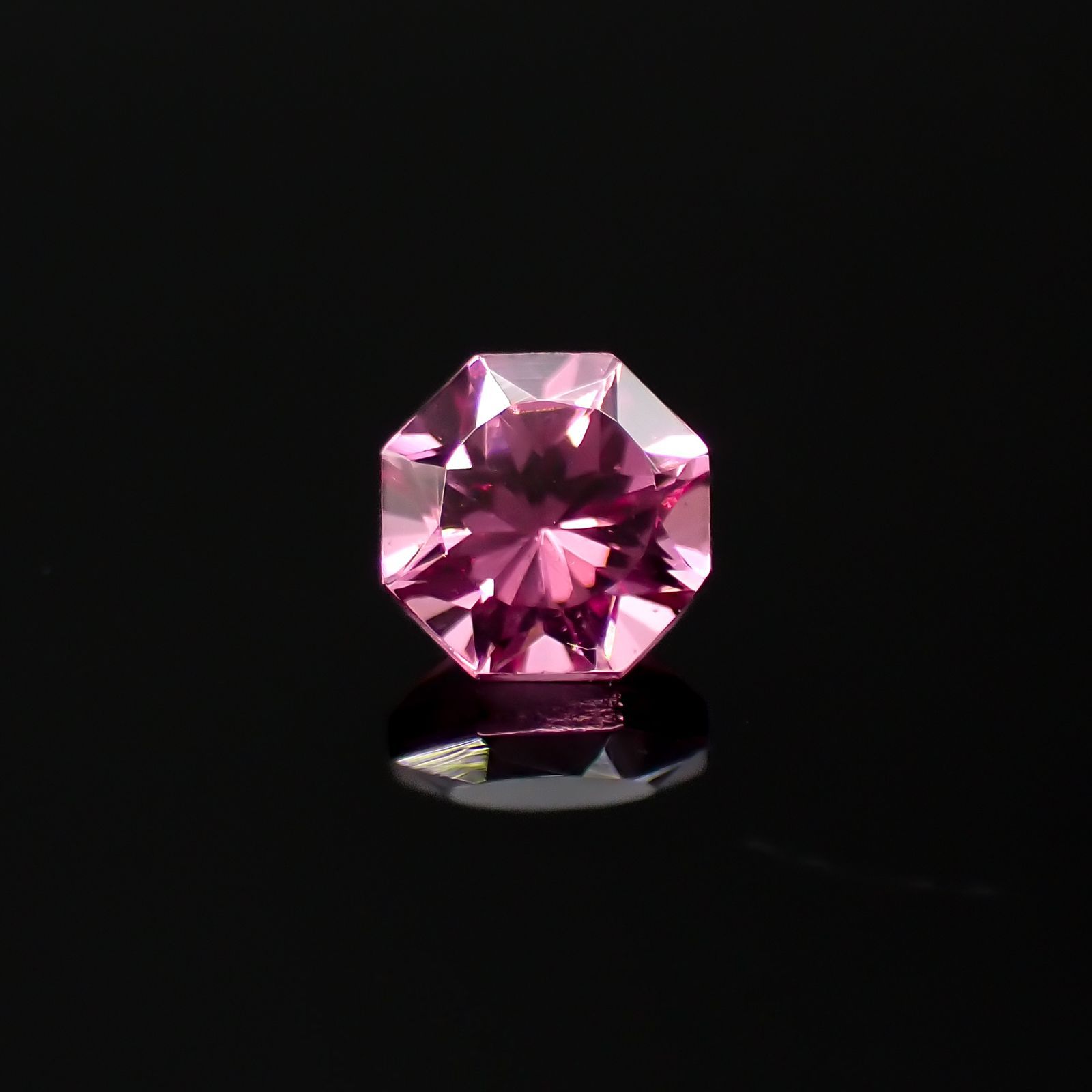 ◇オクタゴンカット◇カラーシフトマラヤガーネットSA(宝石名ガーネット)タンザニア産 0.41ct 識別済[220918046]4.1x4mm前後