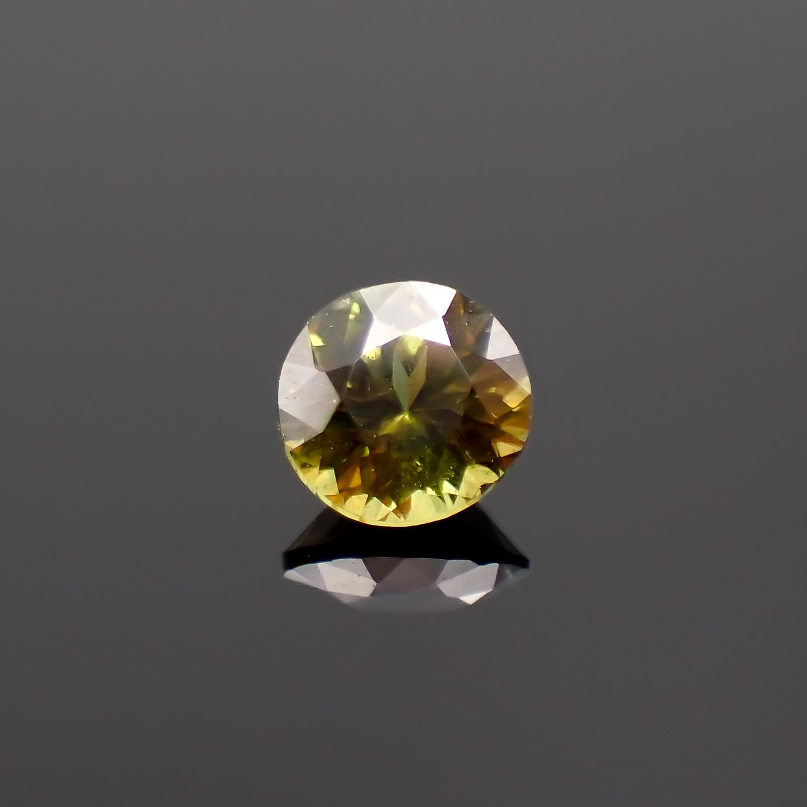 カラーチェンジスフェーン パキスタン産 0.22ct[230522192]3.6x3.5mm前後