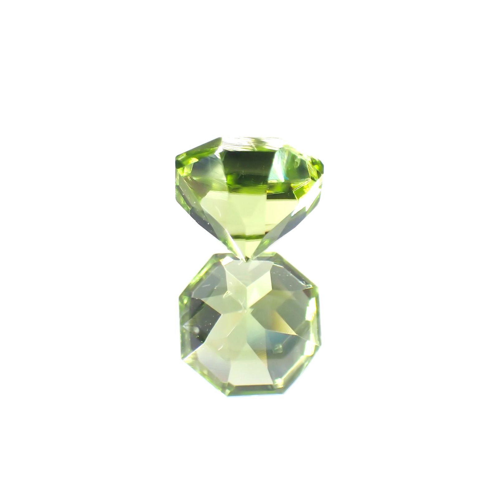 ◇オクタゴンカット◇ペリドット(宝石名ペリドット) パキスタン産 0.70ct 識別済[251013113]5.1×5.1mm前後