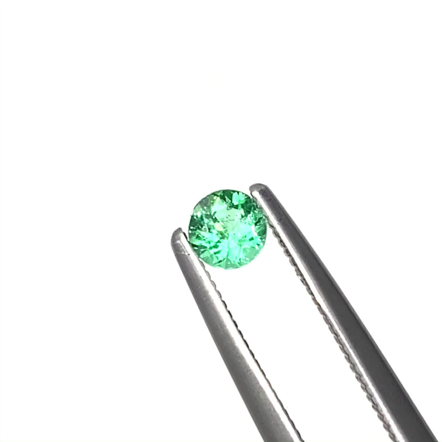 パライバトルマリン ブラジル・キントス鉱山産 0.18ct / 3.5x3.5mm前後