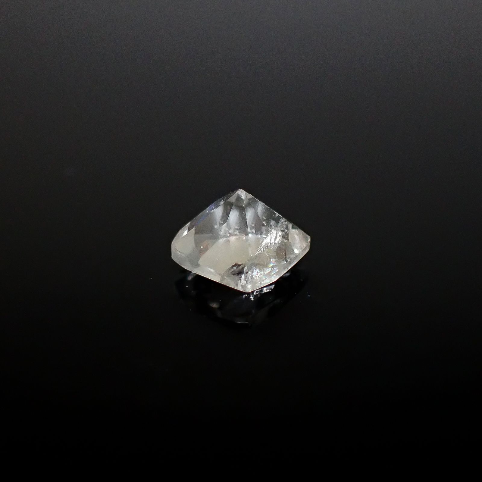 リューサイト 遊色効果あり イタリア産 0.41ct [250730647]4.6x4.6mm前後
