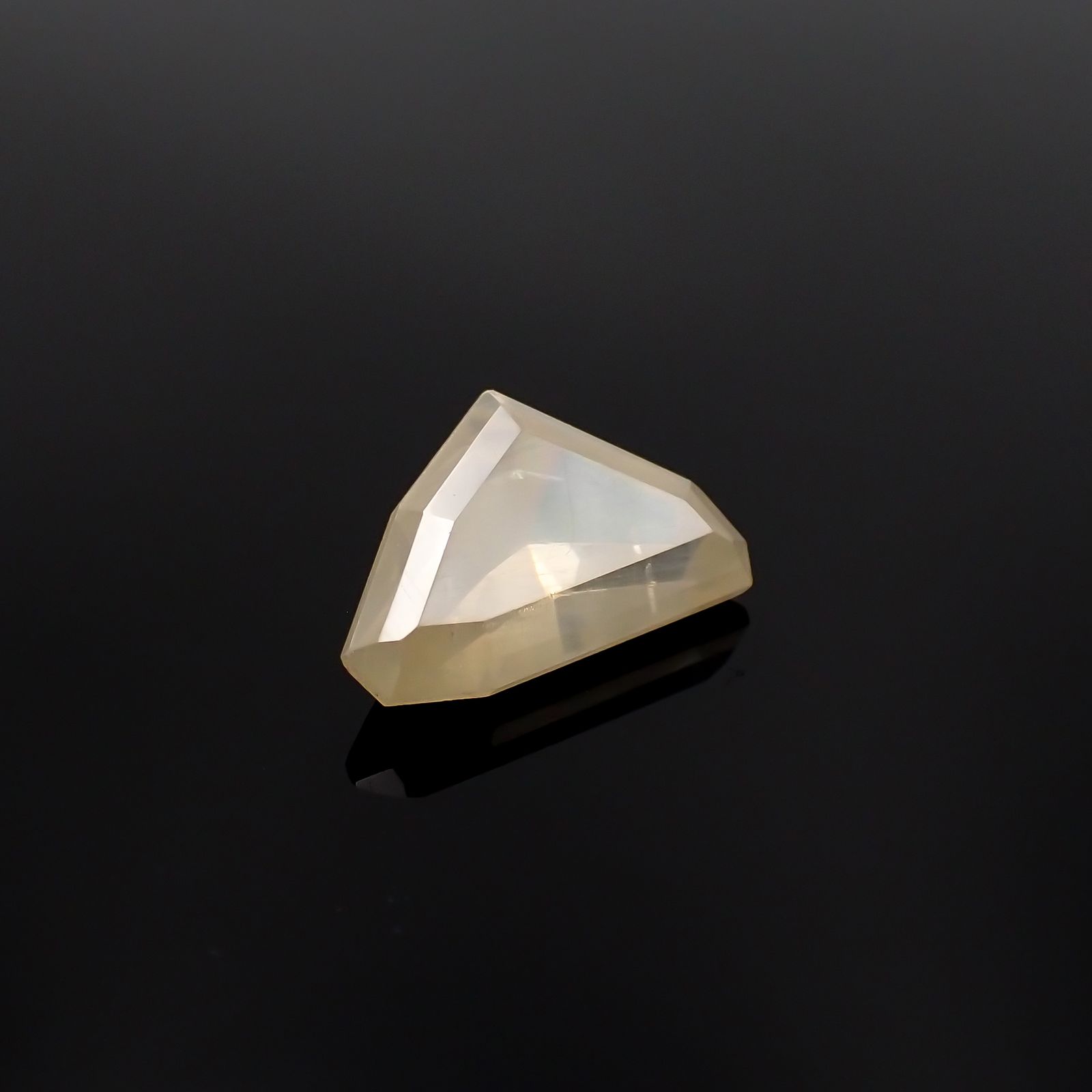 フォスゲナイト(宝石名フォスゲナイト)モロッコ/イタリア産 9.120ct ソ付(日独)[230823293]15.34x9.51mm前後