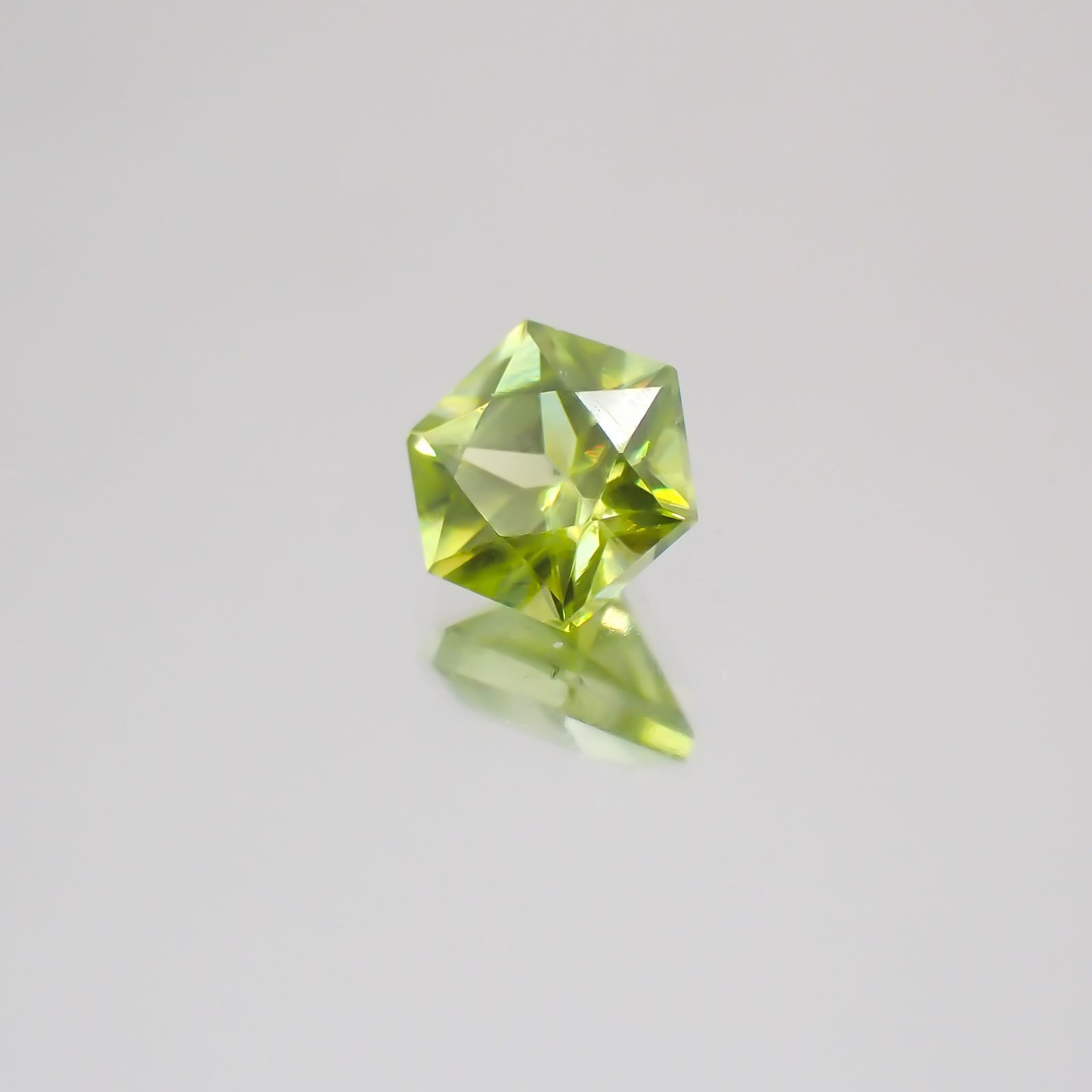 ◇ヘキサゴンカット◇スフェーン(宝石名スフェーン)マダガスカル産 0.61ct 識別済[231224437]4.9x5mm前後