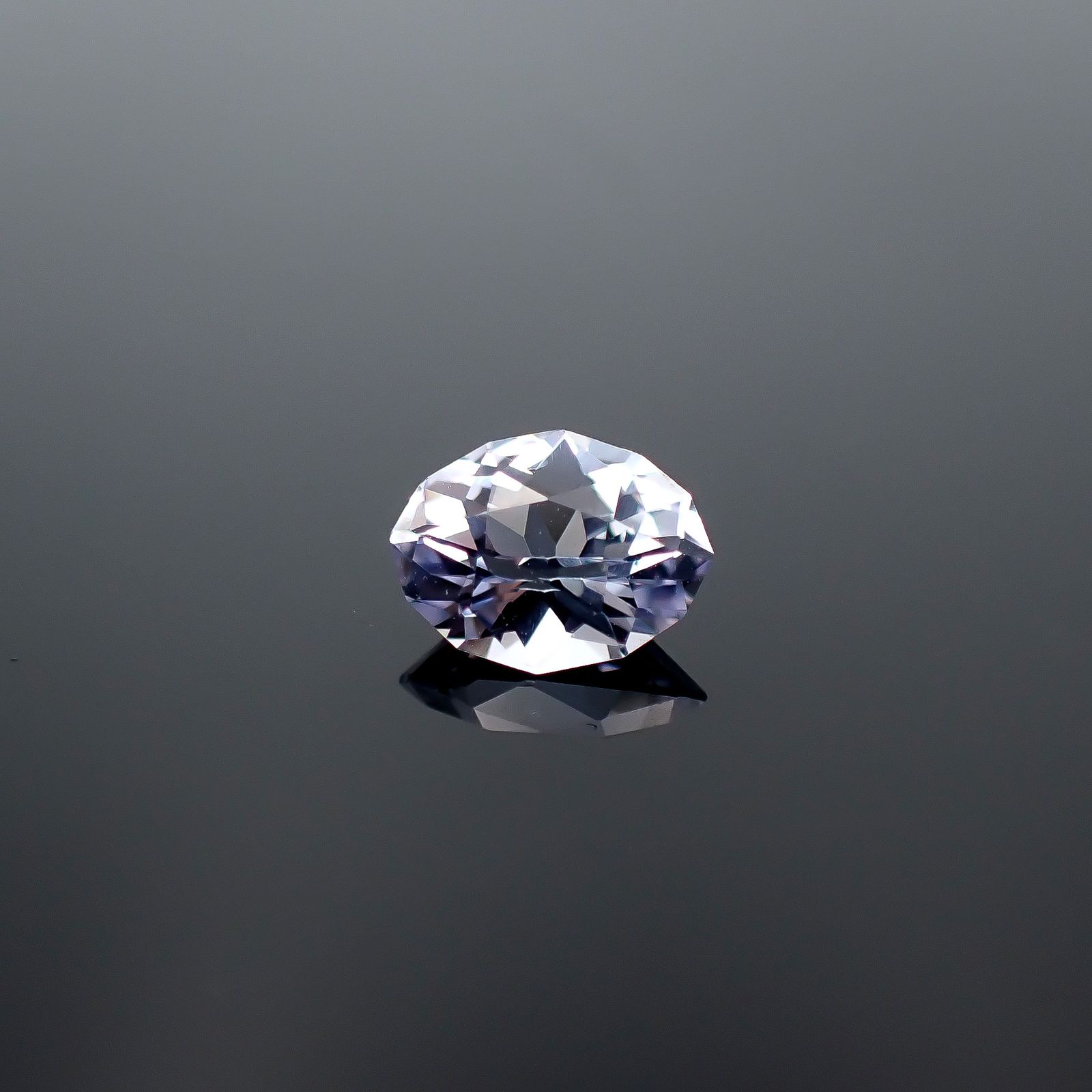 ◇カスタムカット◇アイスラベンダーゾイサイト 非加熱 タンザニア産 0.87ct / 7.3x5.7mm前後 [251031219]