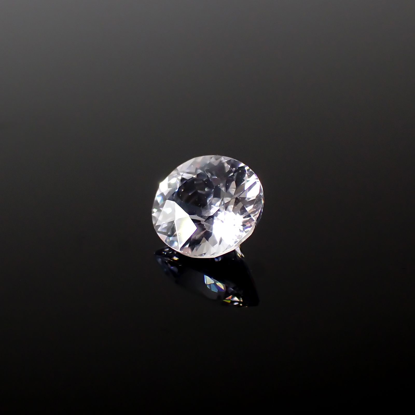 アイスラベンダーサファイア(宝石名サファイア)スリランカ/マダガスカル産 0.66ct 識別済[240226283]5.4x4.9mm前後