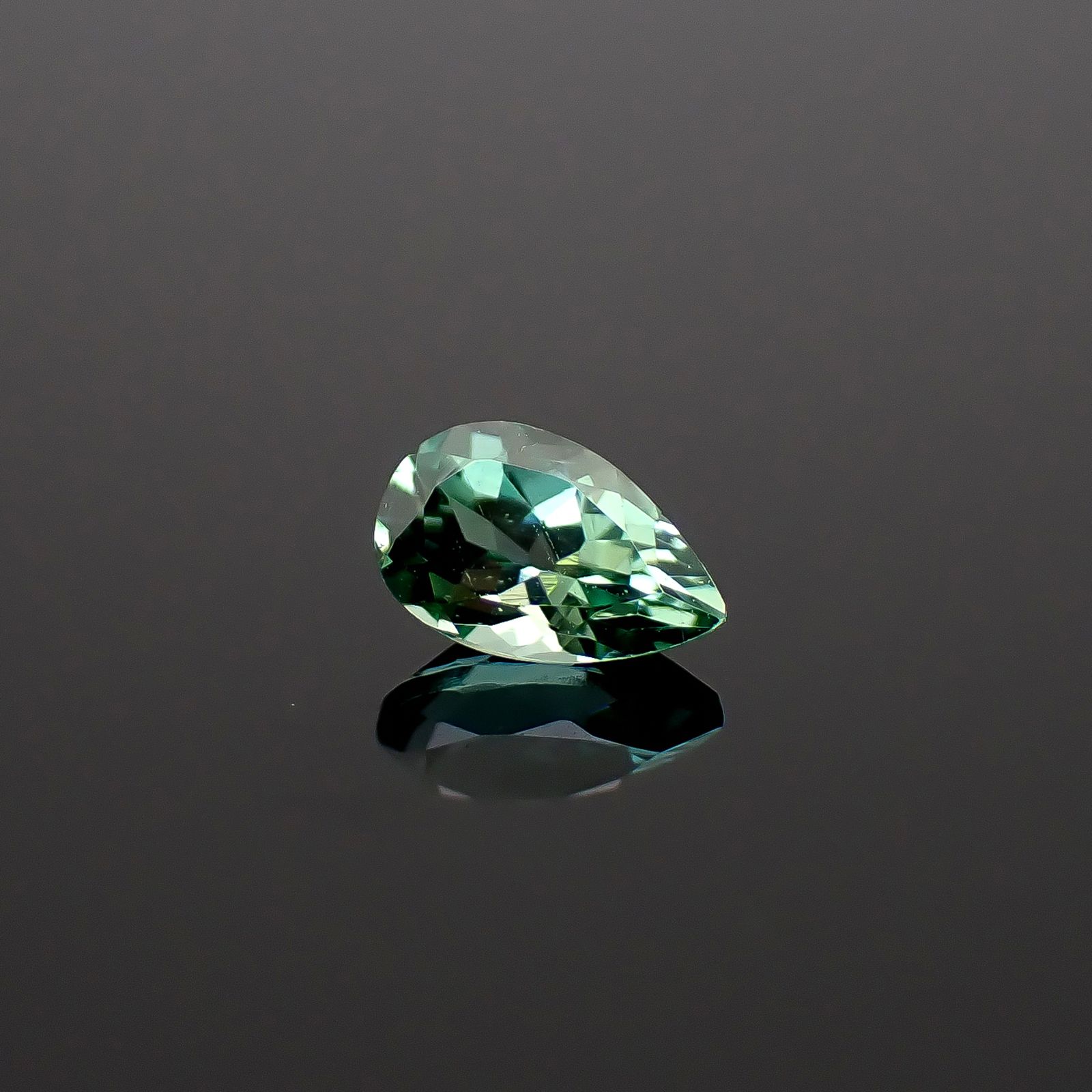 グリーンゾイサイト(宝石名グリーン・ゾイサイト)タンザニア産 識別済 0.27ct / 5.1x3.1mm前後 [260932851]