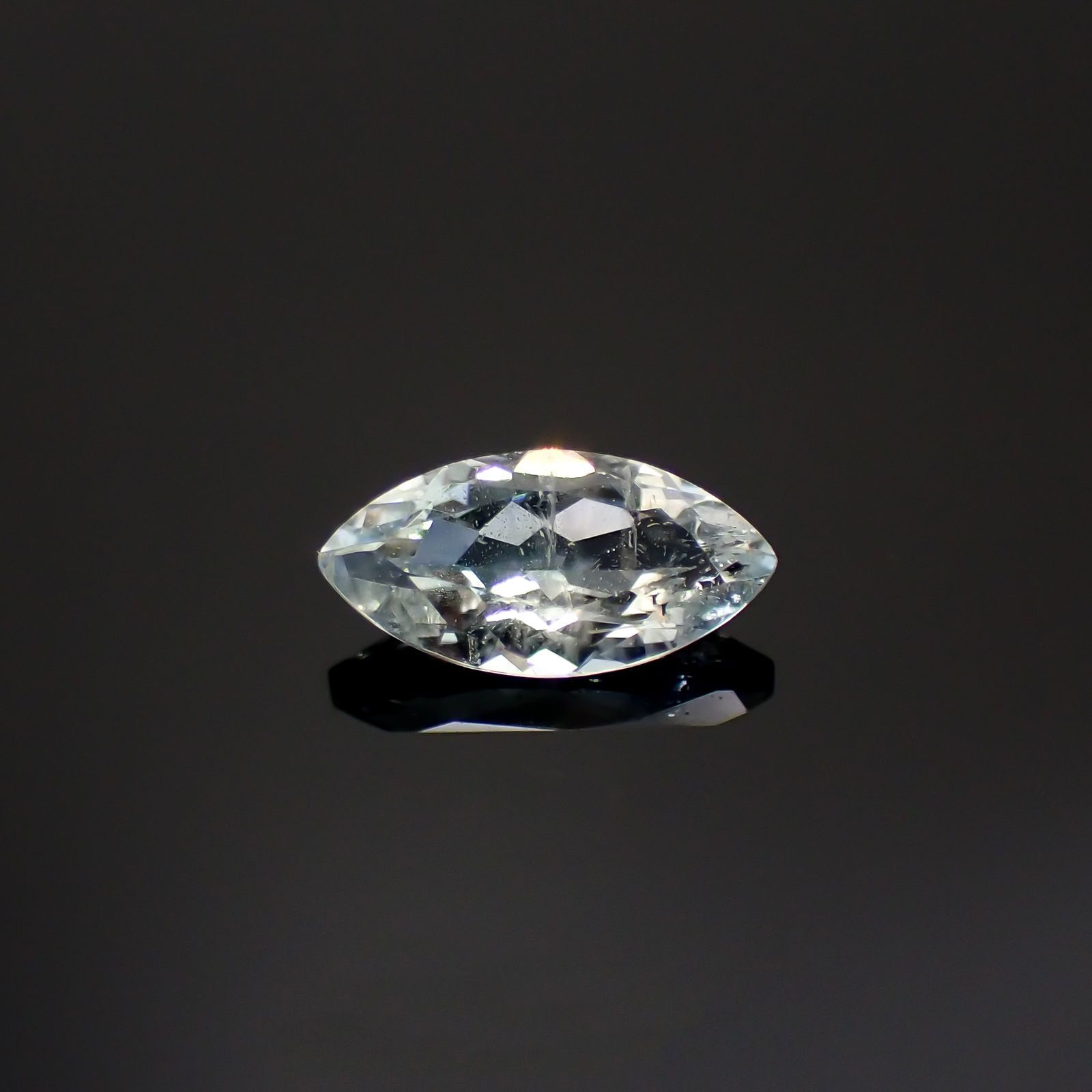 ジェレメジェバイト(宝石名エレメジェバイト)ナミビア産 0.39ct 識別済[220616314]7.3x3.6mm前後