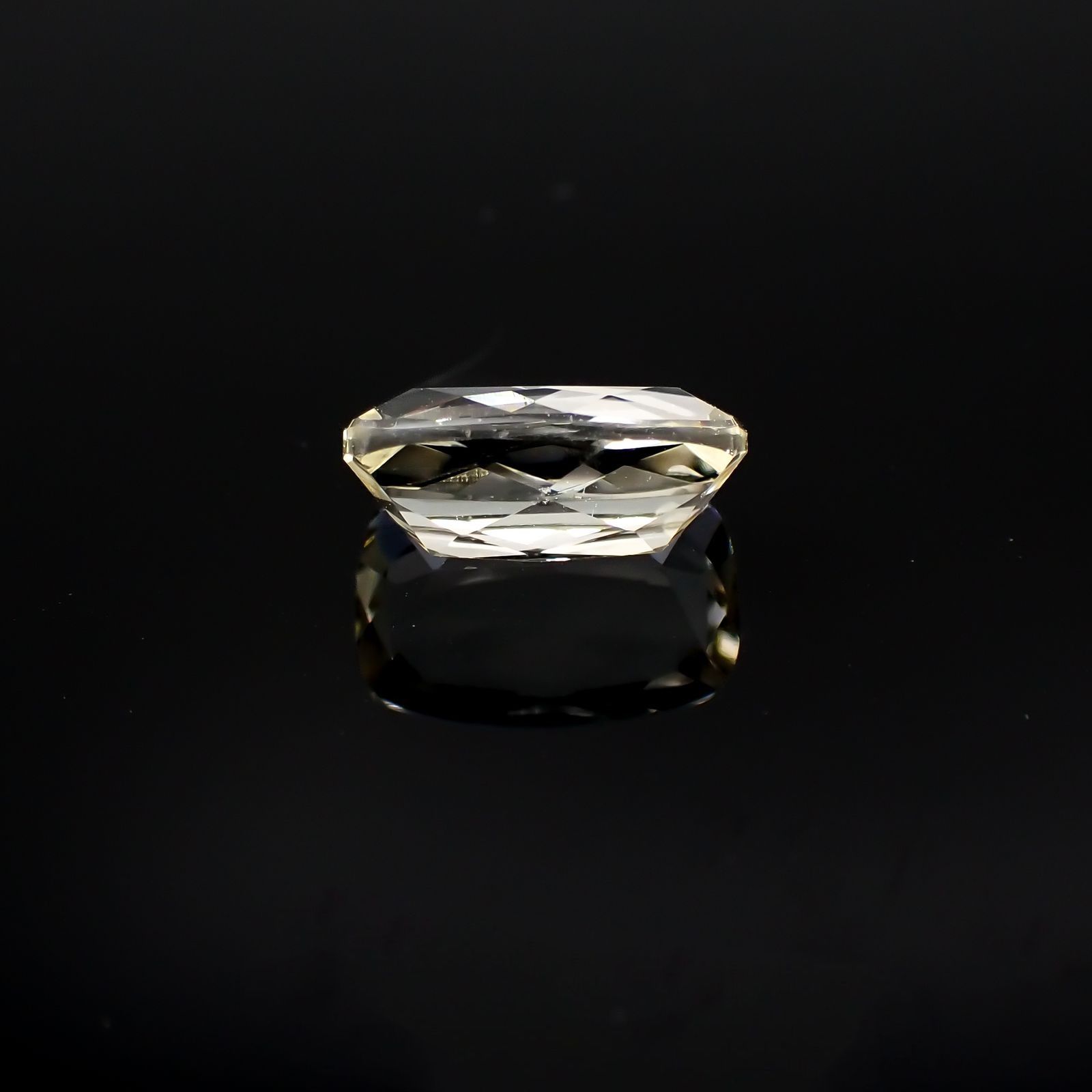 イエロースキャポライト(宝石名イエロー・スキャポライト)ブラジル・ミナスジェライス州産 識別済 1.44ct / 9.1x5.9mm前後 [251118022]