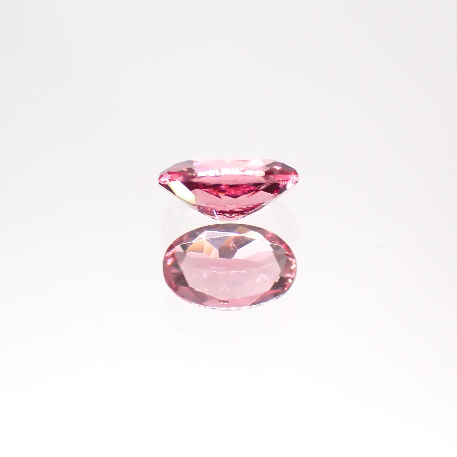 ホットピンクスピネル(宝石名ピンク・スピネル)タンザニア産 0.27ct 識別済[220113914]5.1x3.3mm前後