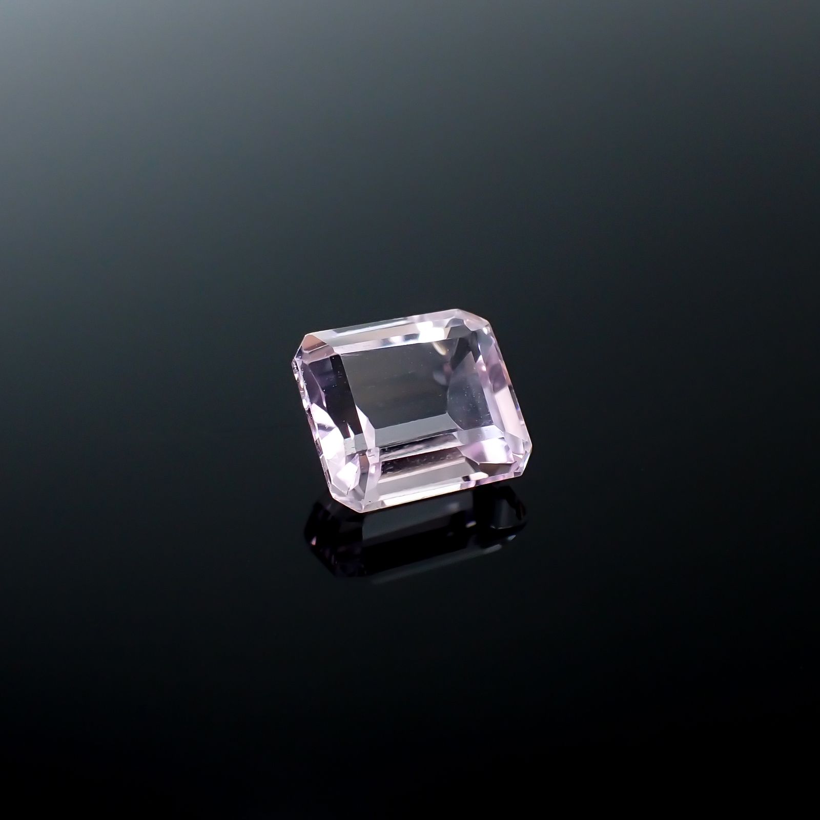 クンツァイト アフガニスタン産 4.06ct[231224711]9.2x8.4mm前後