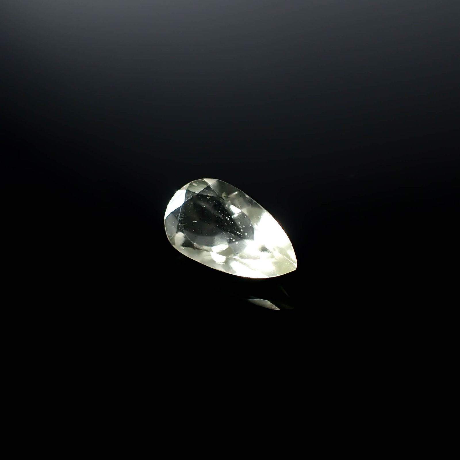 リビアングラス 発見地：エジプト・リビア砂漠 3.39ct / 15.8x8.7mm前後 [251131307]