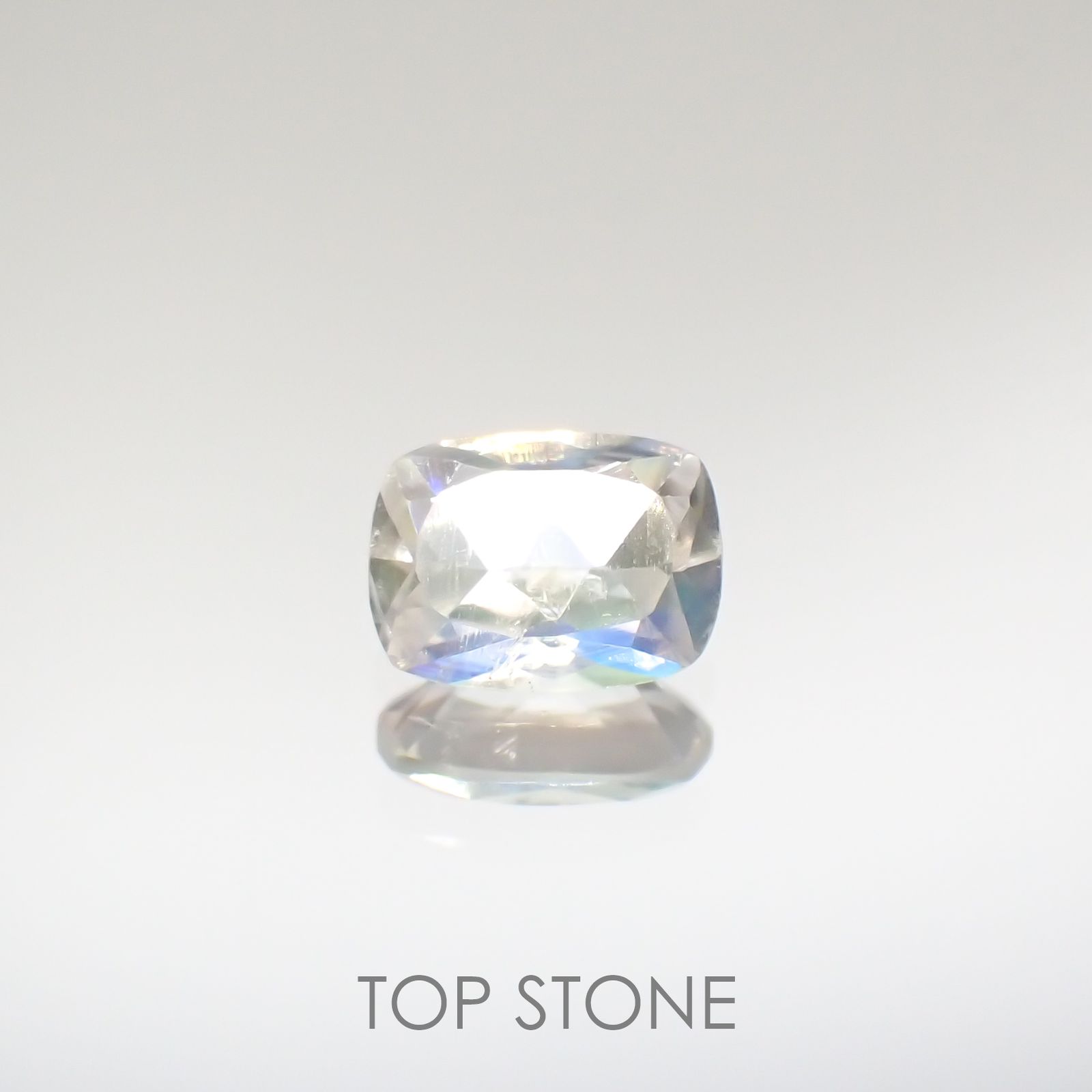 レインボームーンストーン(宝石名ラブラドライト)タンザニア産 0.76ct 識別済[220115453]7x5.2mm前後