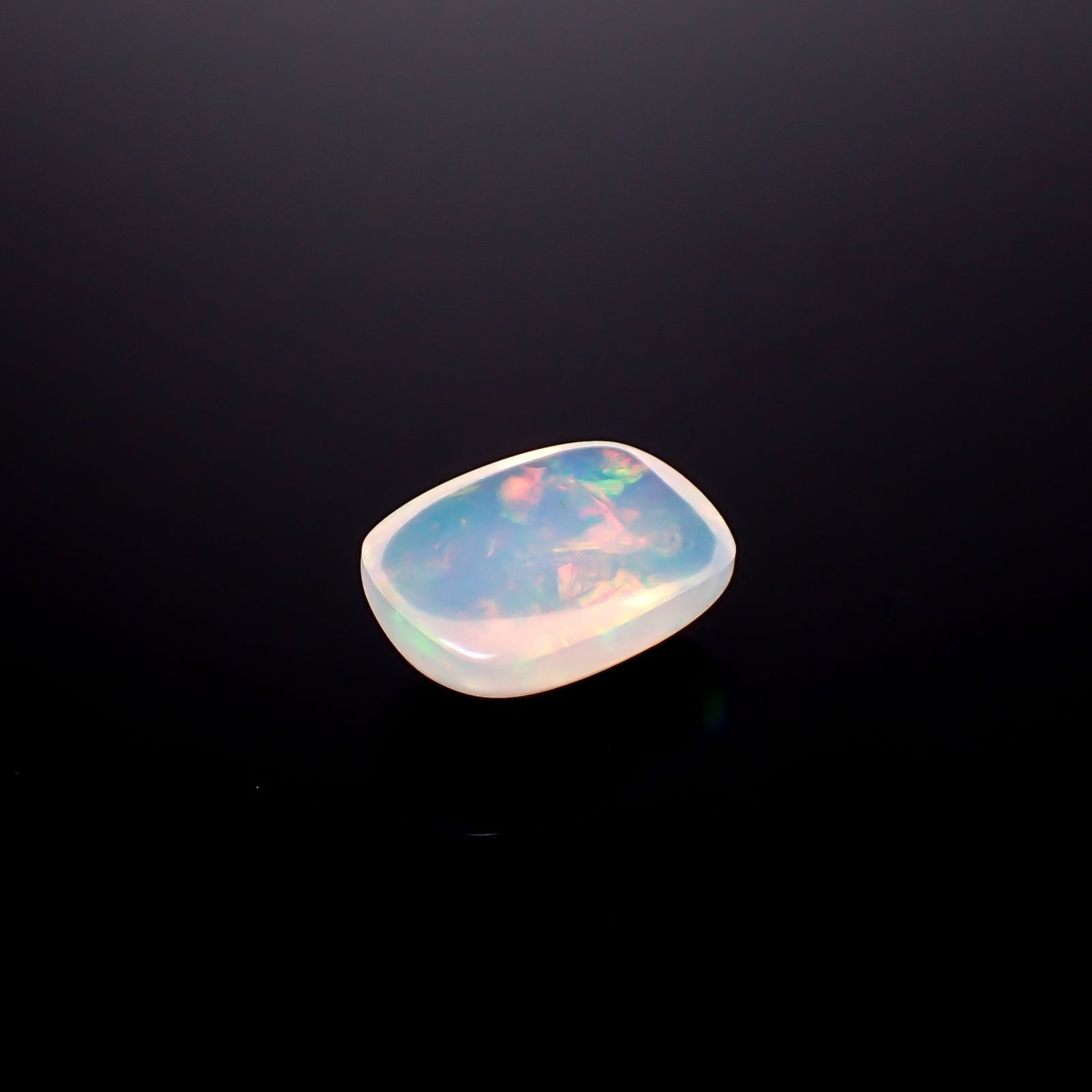 エチオピアオパール(宝石名オパール)エチオピア産 識別済 4.70ct / 14.3x10.4mm前後 [260722820]