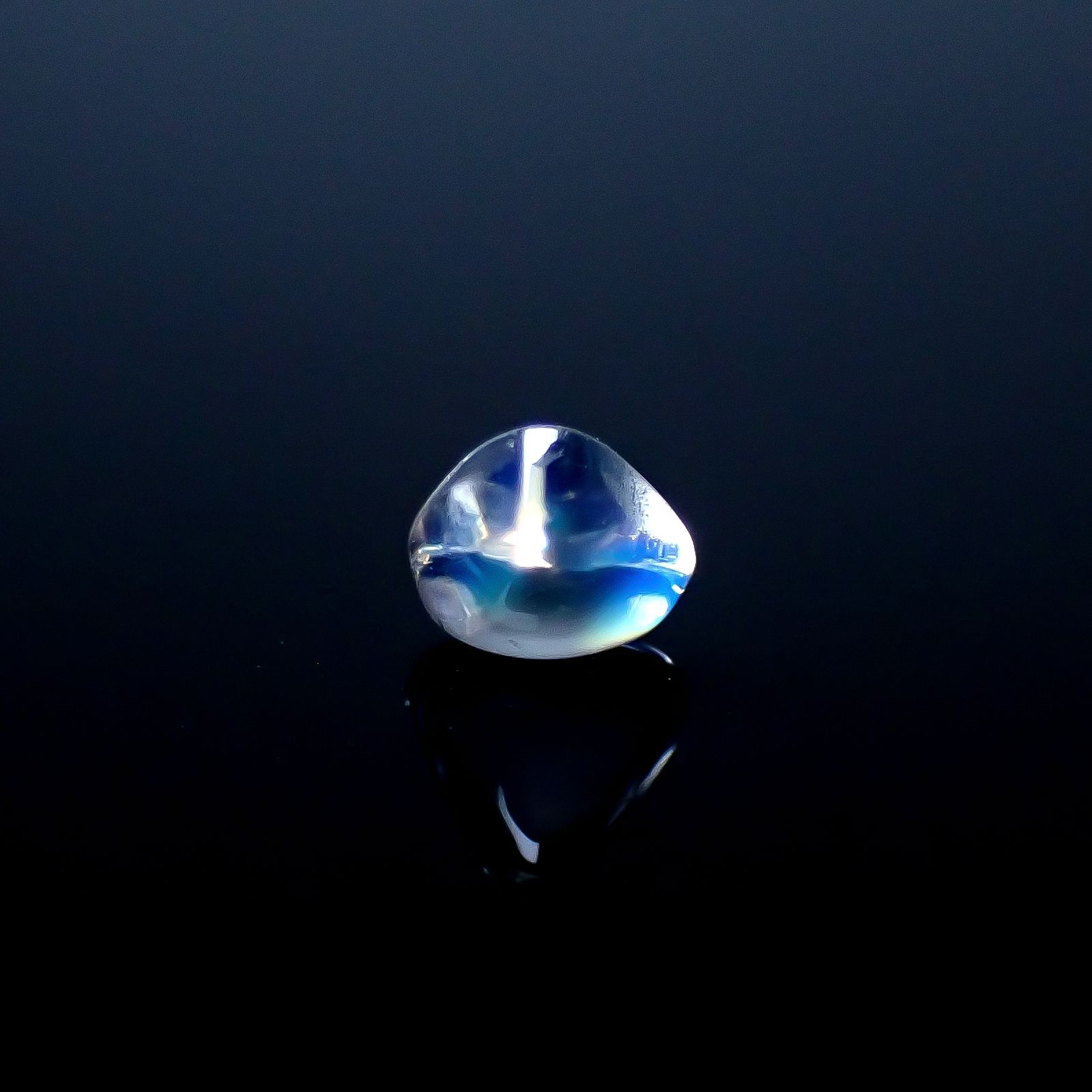 ◇バフトップカット◇レインボームーンストーン(宝石名ラブラドライト)マダガスカル産 識別済 0.41ct / 4.5x4.8mm前後 [250931040]