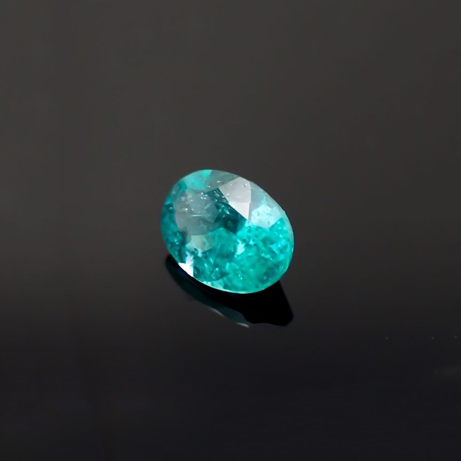 パライバトルマリン ブラジル産 0.19ct / 4.4x3.1mm前後 [221018790]