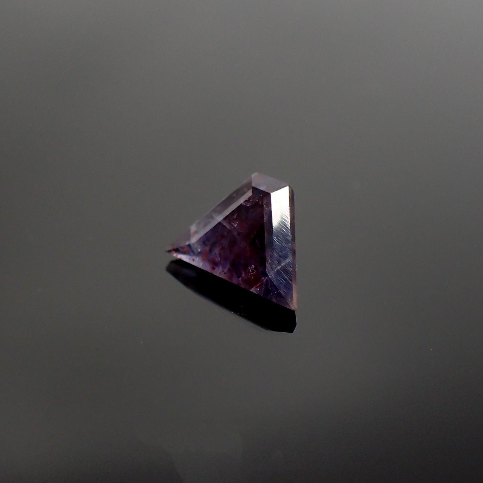 ◇カスタムカット◇アイオライトサンストーン(宝石名アベンチュリン・アイオライト) インド/ブラジル産 1.228ct ソ付(彩珠)[210711617]6.7×9.9mm前後
