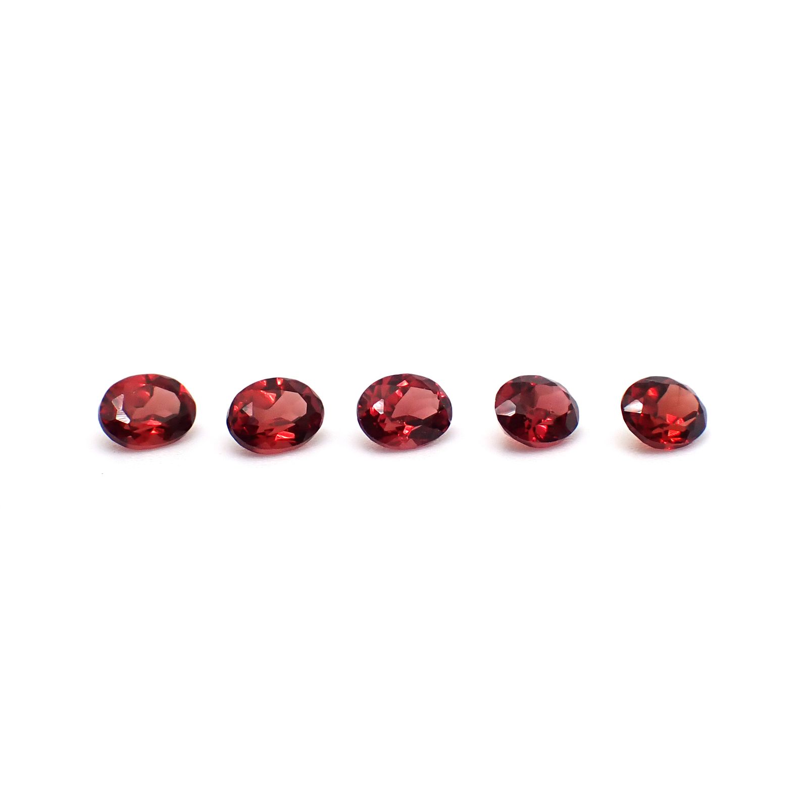 ◇ランダムセレクト◇パイロープアルマンディンガーネット モザンビーク産 約0.21ct / 4x3mm前後 [260532208-PAC]