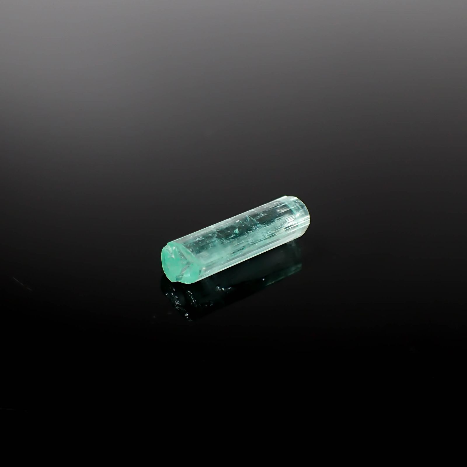 エメラルド柱状結晶 原石 コロンビア産 3.90ct[240427257]16.5x5.2mm前後