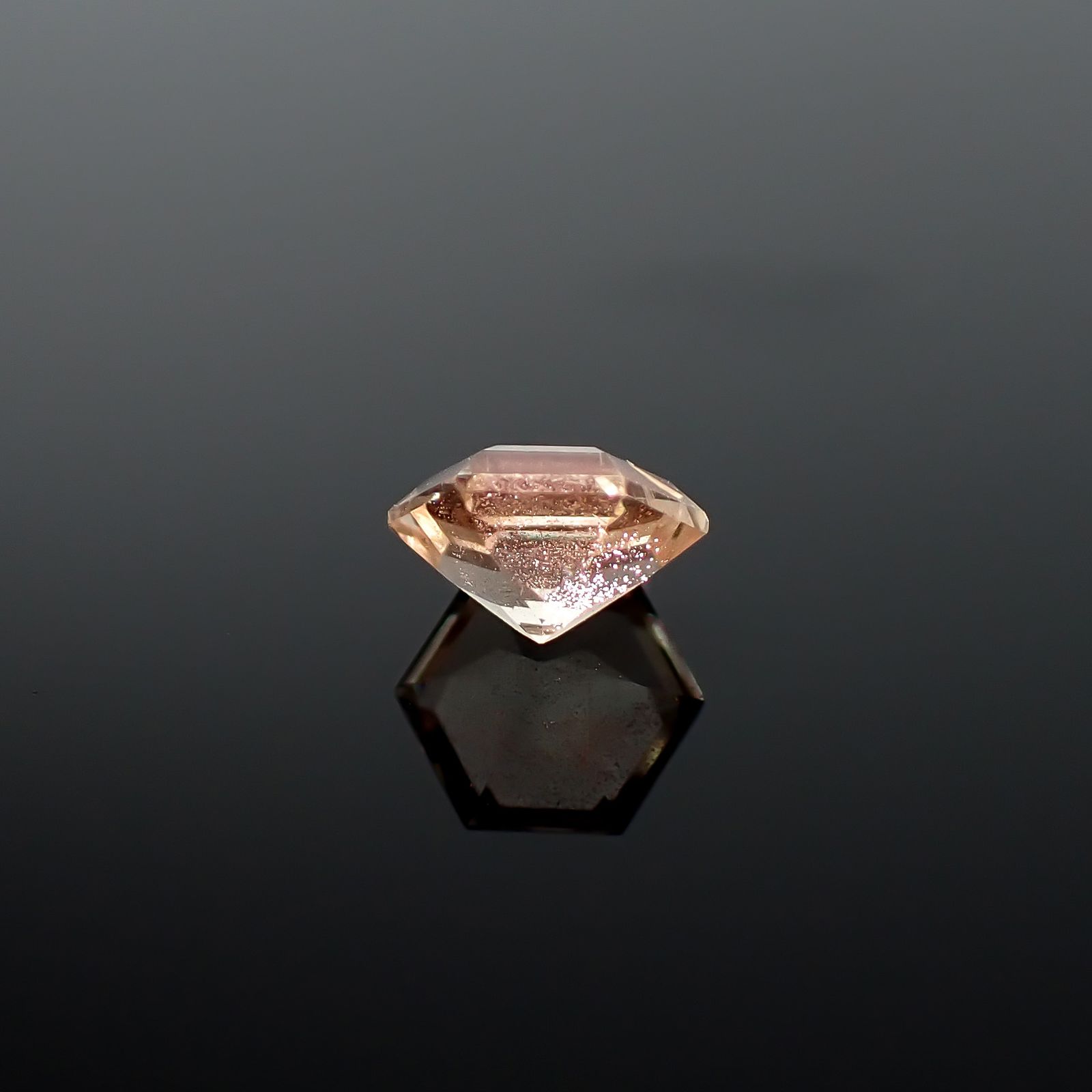 ◇ヘキサゴンカット◇オレゴンサンストーン アメリカ・オレゴン州産 0.57ct / 5.3x5.2mm前後 [260732645]