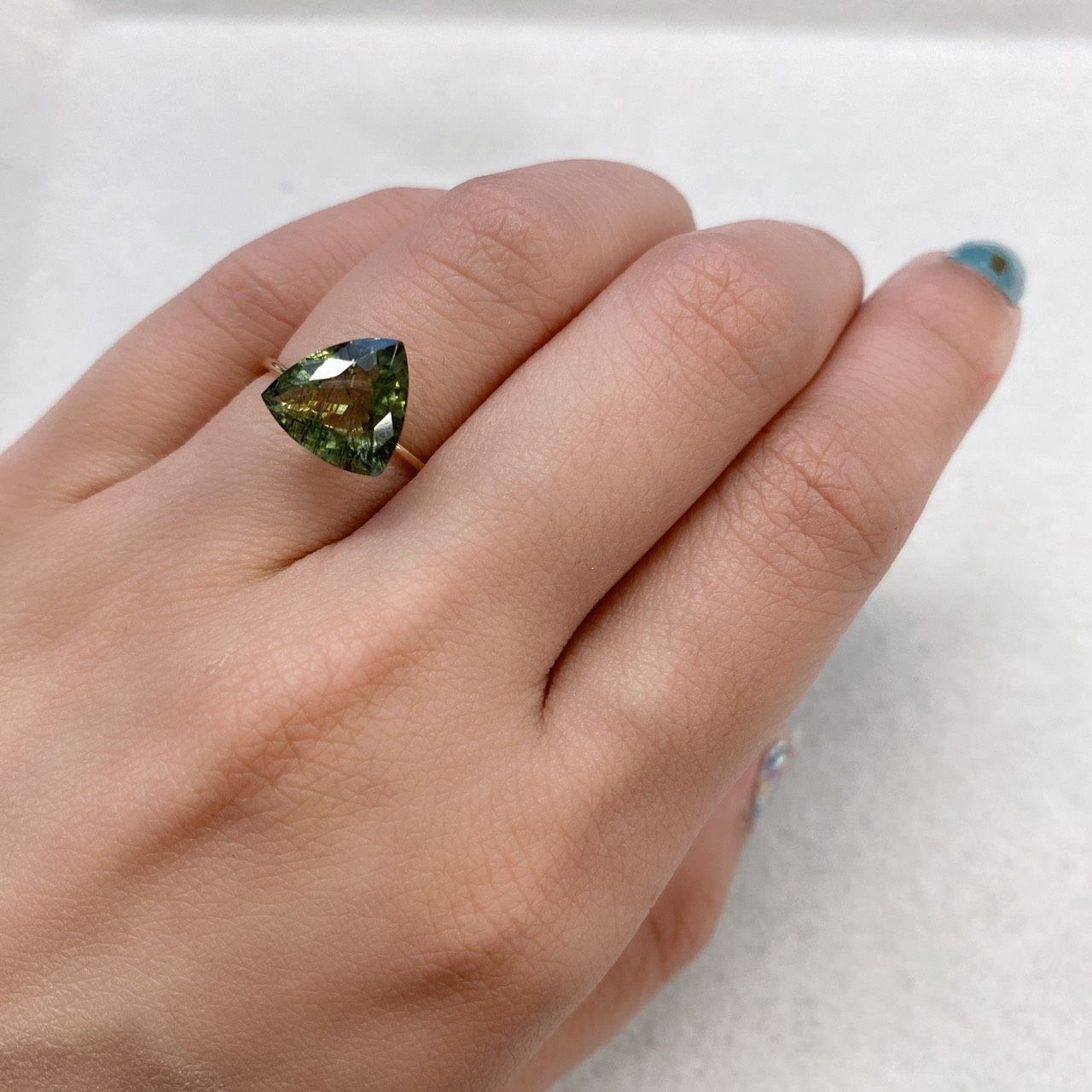 ルドウィジャイトインペリドット パキスタン産 ルース 3.69ct[20128796]10.7×9.3mm前後