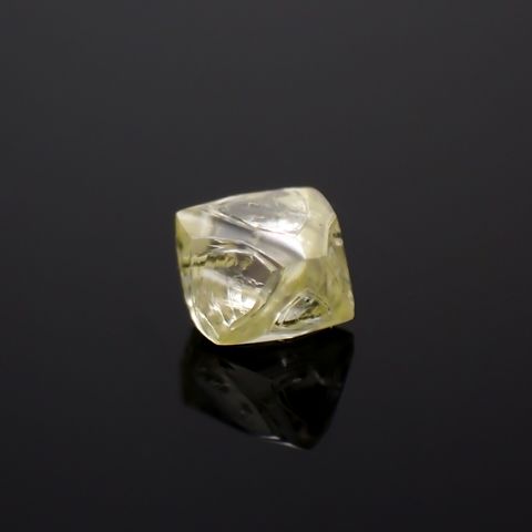 ソーヤブルダイヤモンド 原石(トライゴンあり/Trigon) ※通し穴あり(宝石名ダイアモンド) 0.33ct 識別済[230923456]4x3.9mm前後