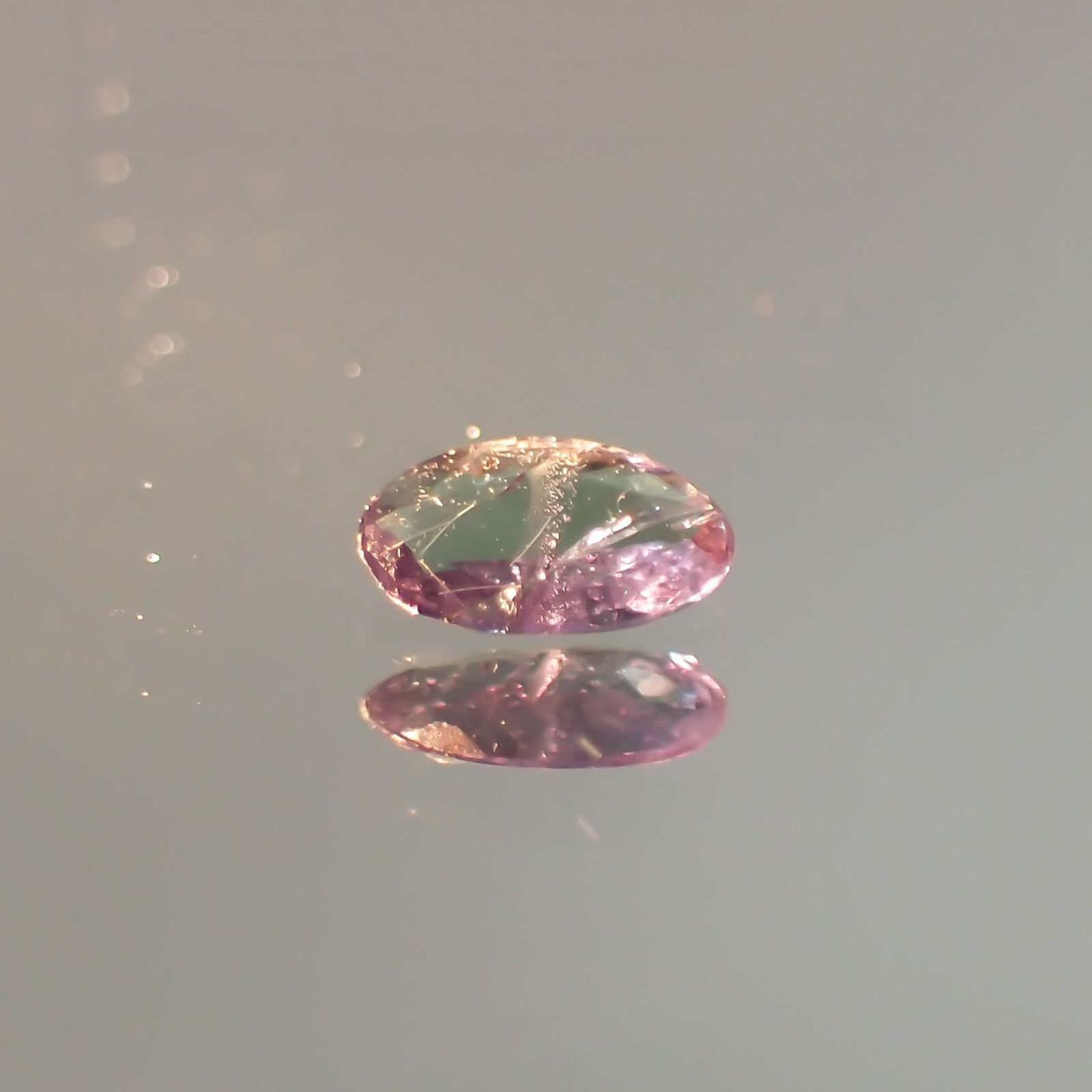 アレキサンドライト(宝石名アレキサンドライト)ブラジル・ミナスジェライス州ヘマチタ鉱山産 識別済 0.10ct / 4x2.5mm前後 [231023806]