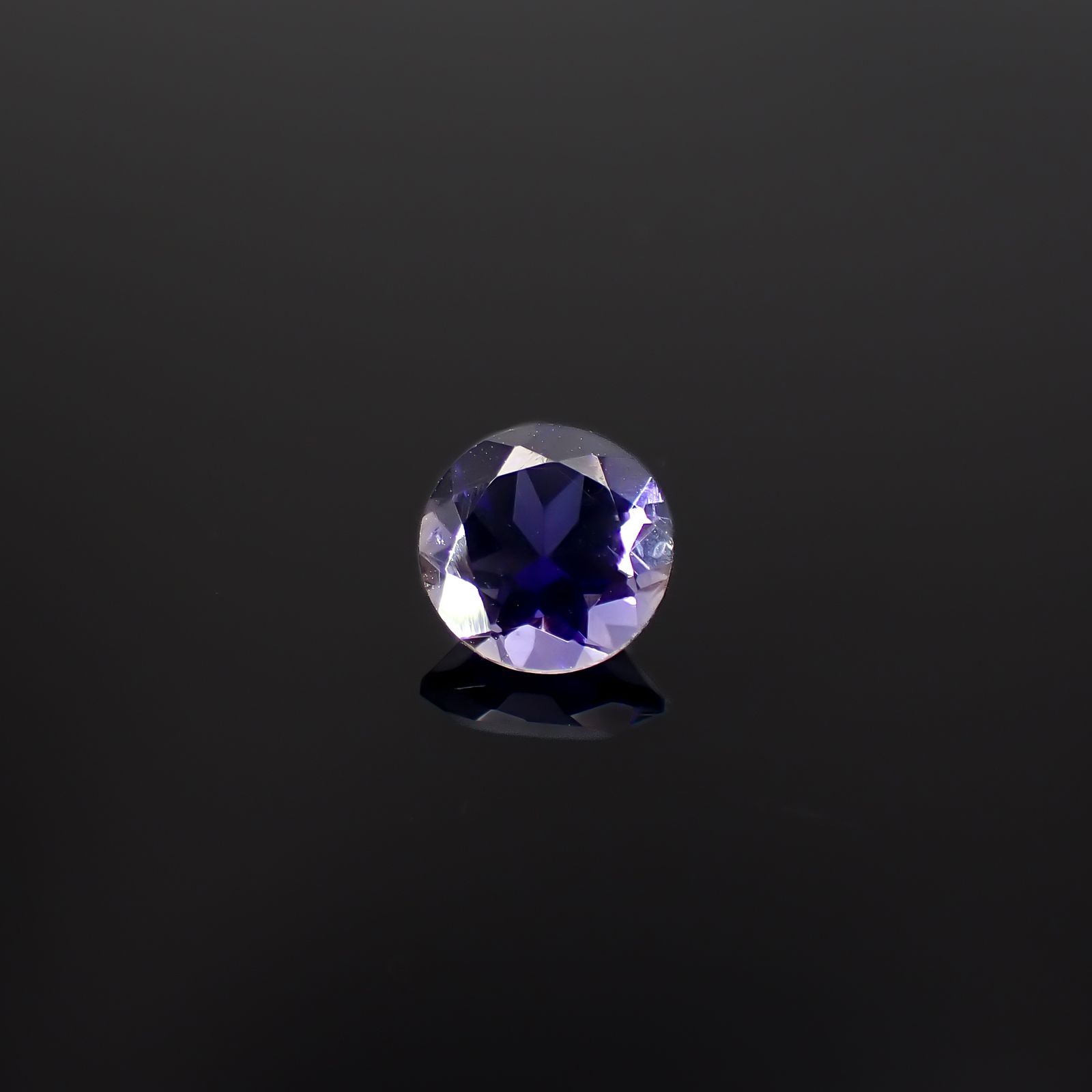 アイオライト タンザニア産 1.11ct / 7.2x7.1mm前後 [260231745]