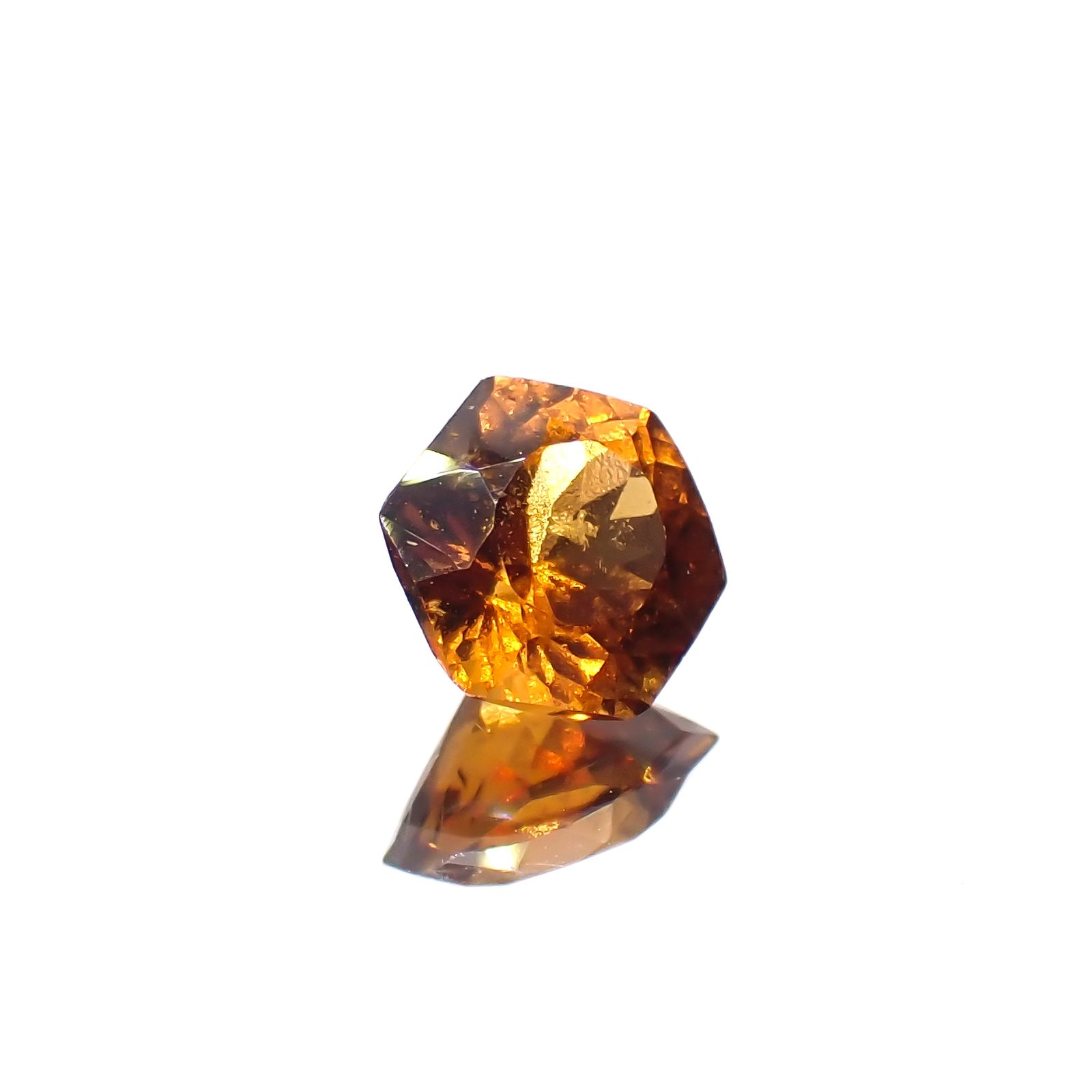 ◇ヘキサゴンカット◇ヘソナイトガーネット(宝石名ガーネット)スリランカ産 0.85ct 識別済[230421609]5.4x5.4mm前後