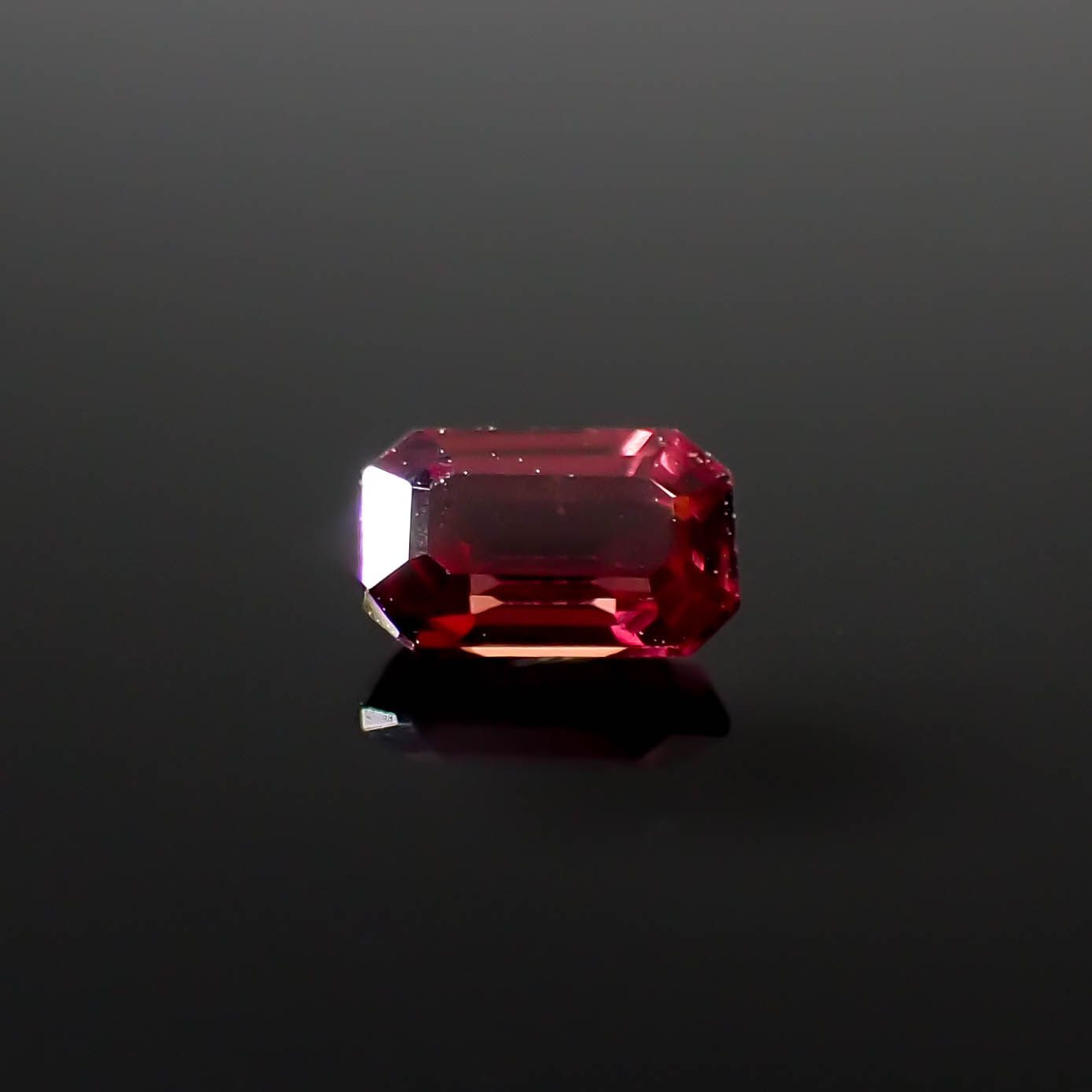 ルビー(宝石名ルビー)タンザニア産 0.38ct 識別済[240326669]4.8x3mm