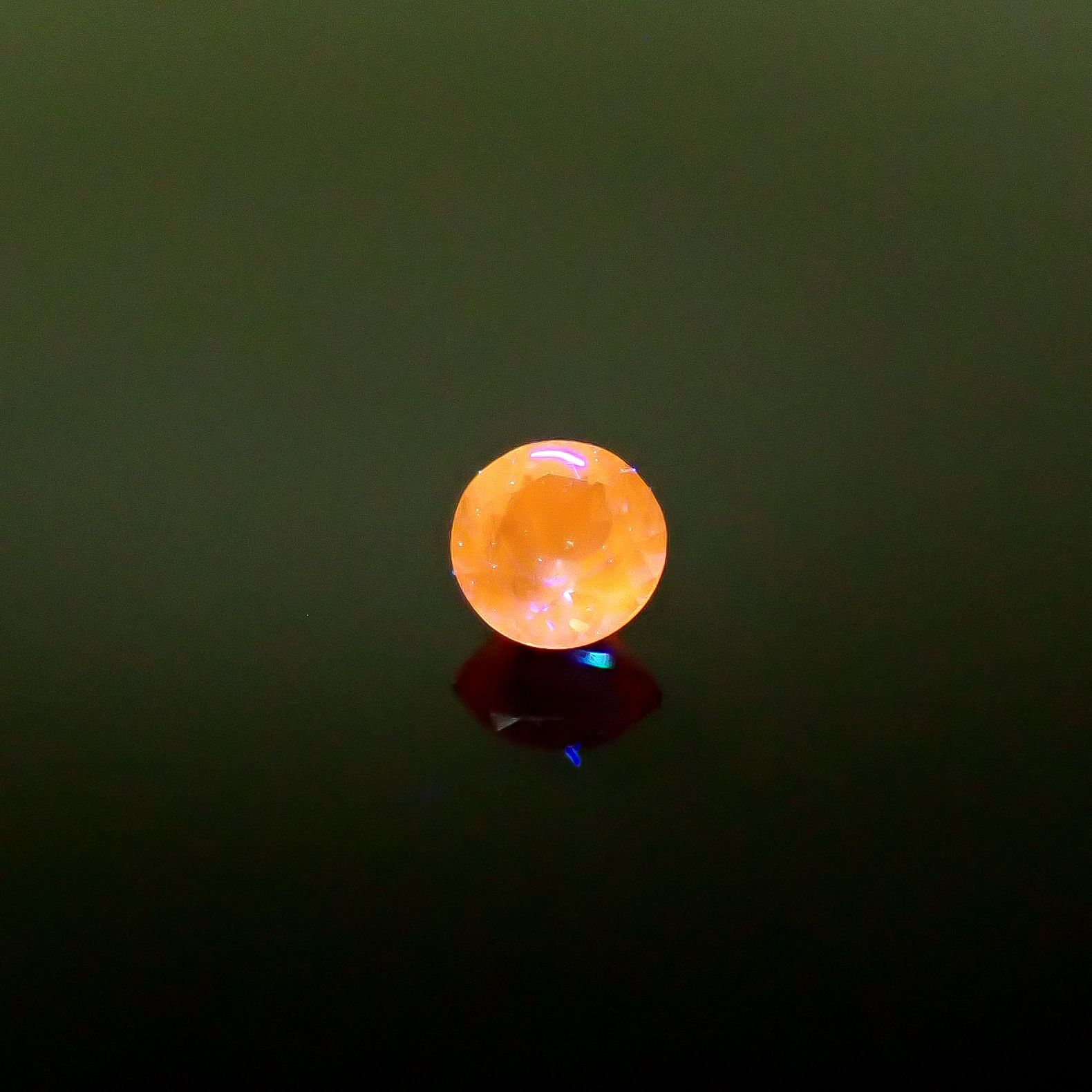 アウイナイト フルオレッセンス ドイツ産 0.047ct / 2.3x2.3mm前後 [260131501]