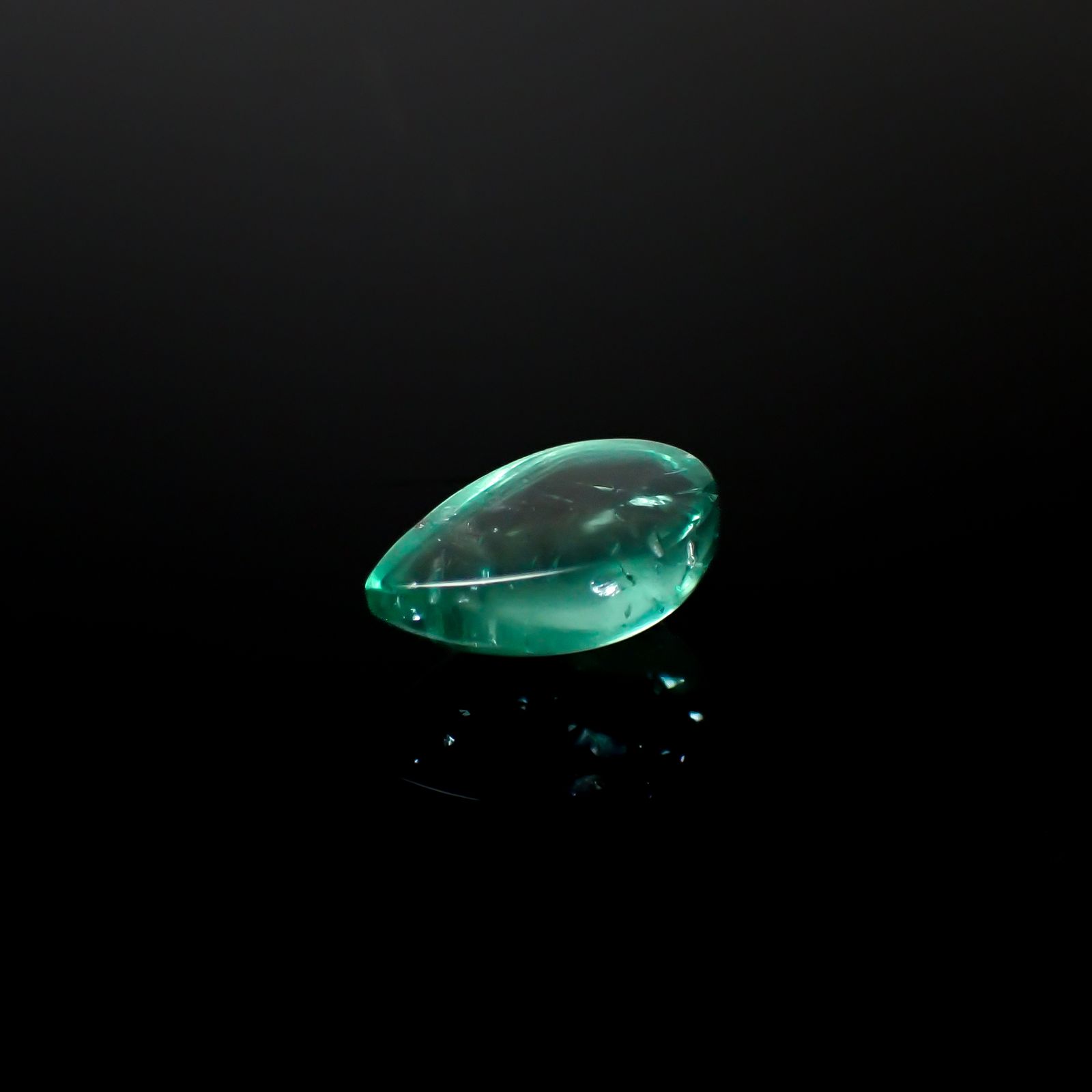 フローライト フルオレッセンス イギリス・ロジャリー鉱山産 6.76ct[240527705]14.3x9.6mm前後