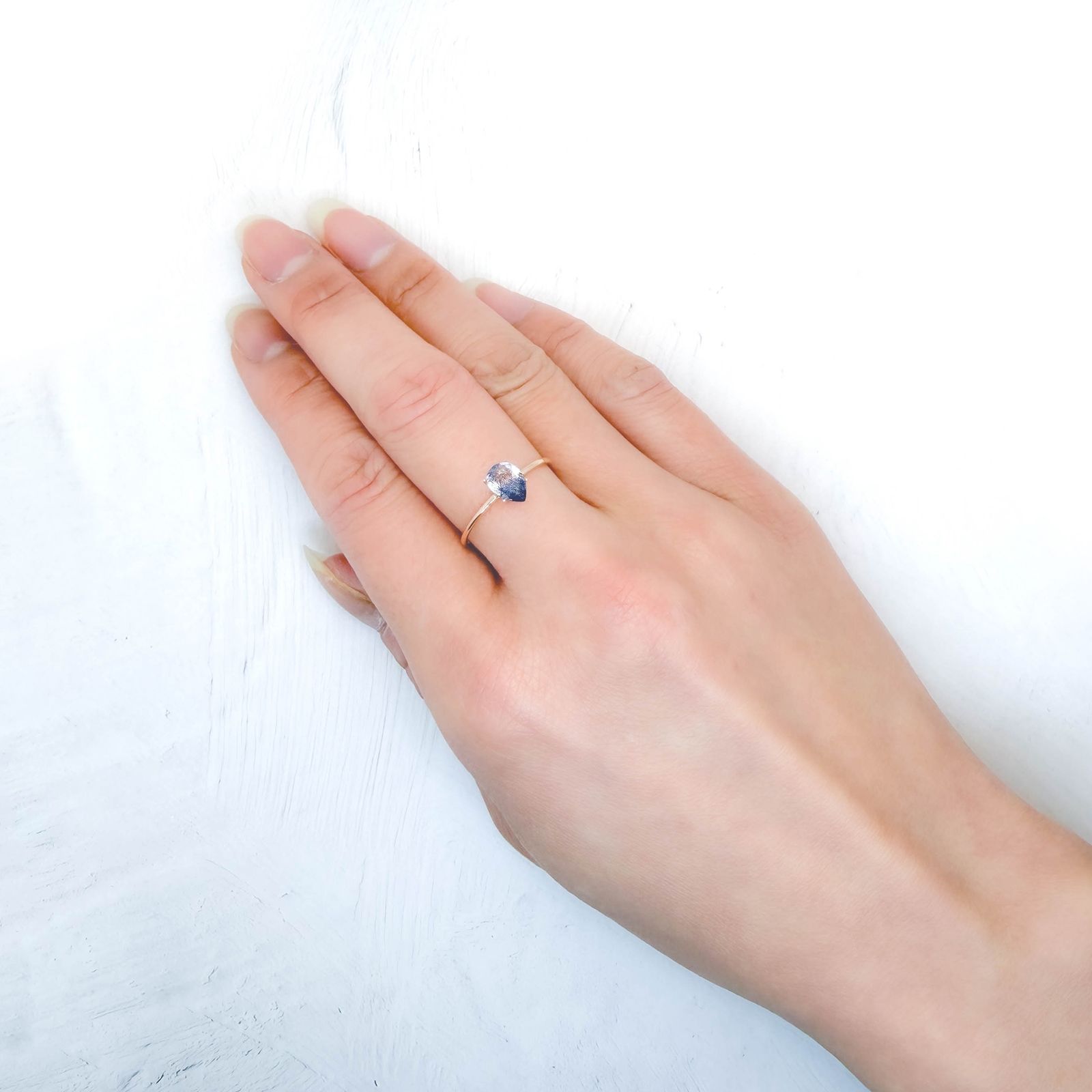 デュモルチェライトインクォーツ ブラジル産 0.68ct / 7.1x5.3mm前後 [260331841]